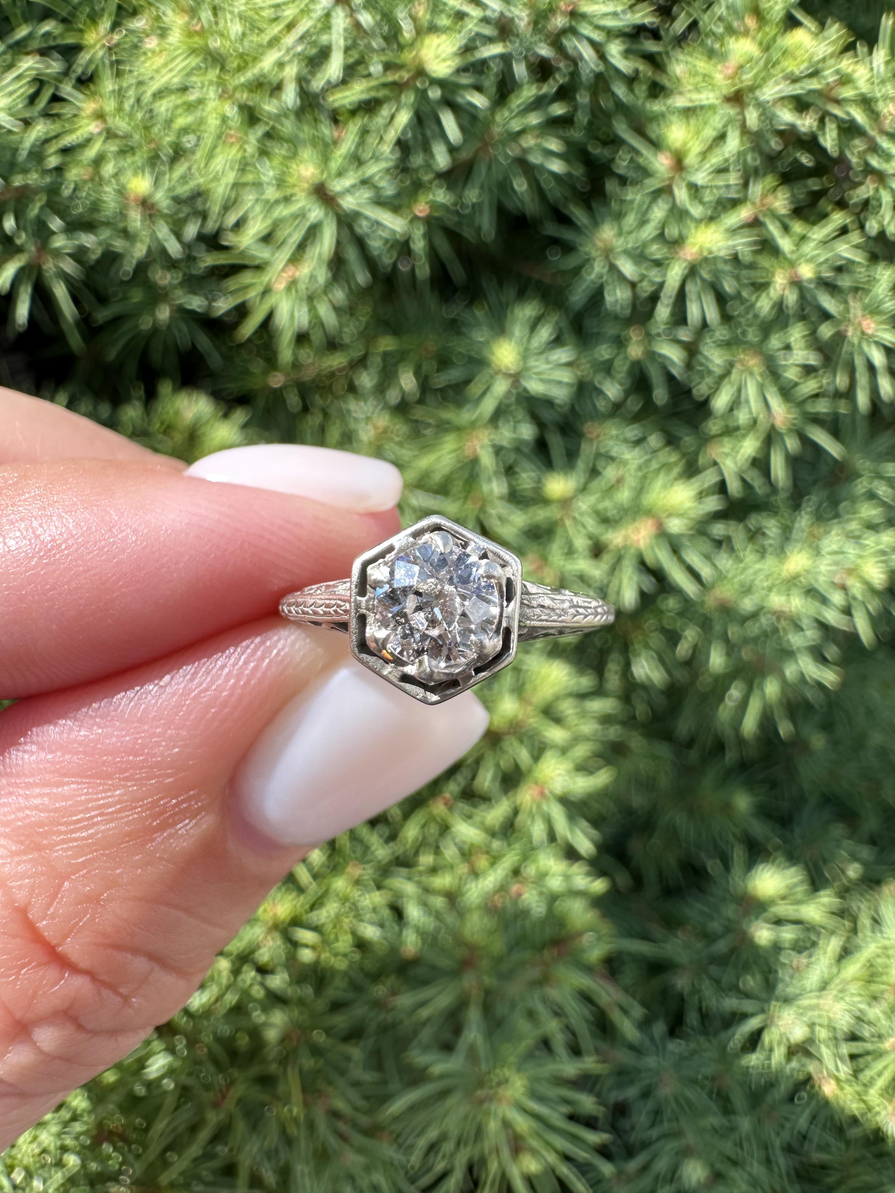 Antiguo Anillo de Compromiso Art Decó de Oro Blanco 0,50 ct con Diamantes Antiguos en Pergamino y Obra Abierta en venta 7