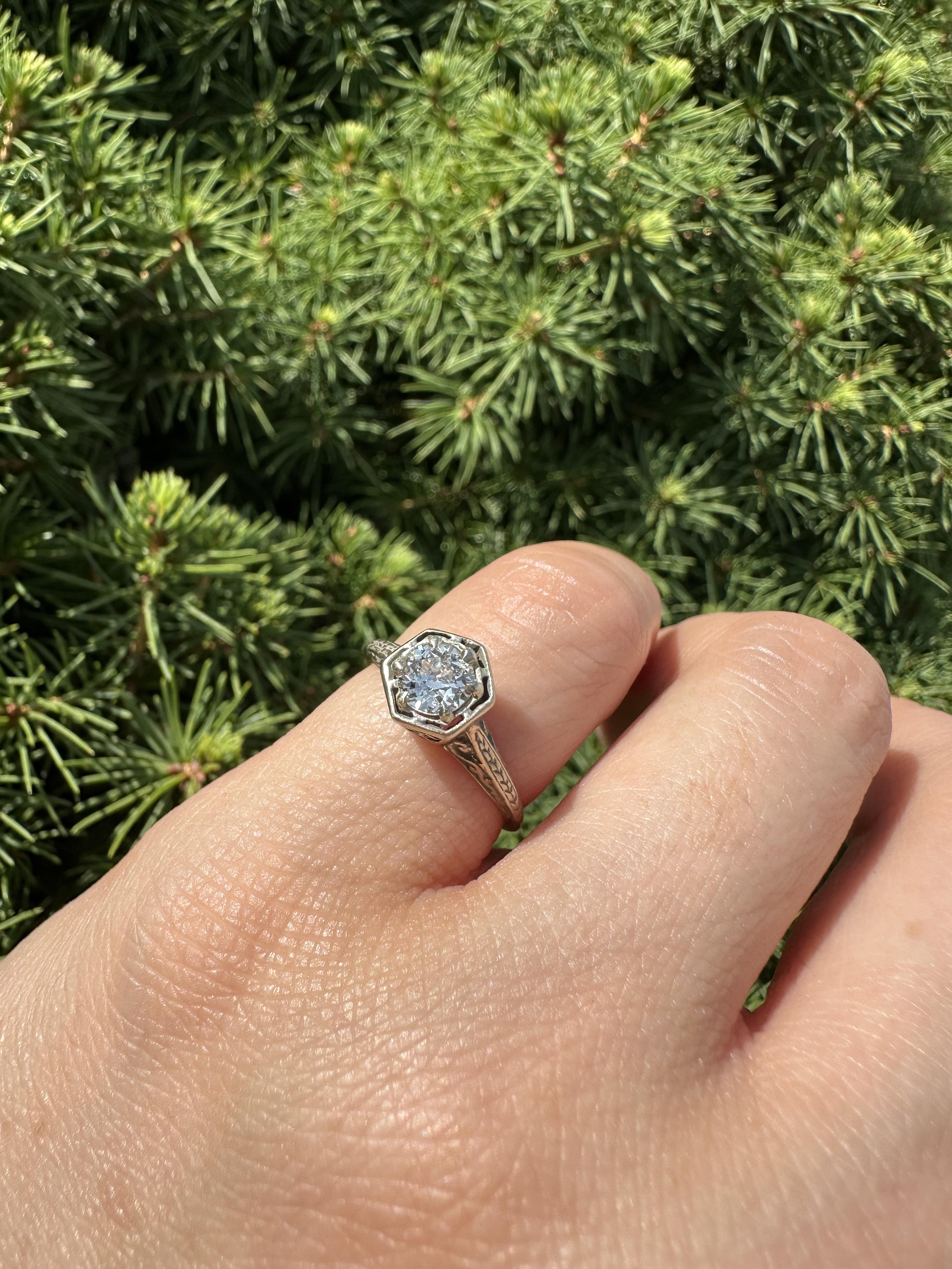 Antiguo Anillo de Compromiso Art Decó de Oro Blanco 0,50 ct con Diamantes Antiguos en Pergamino y Obra Abierta en venta 8