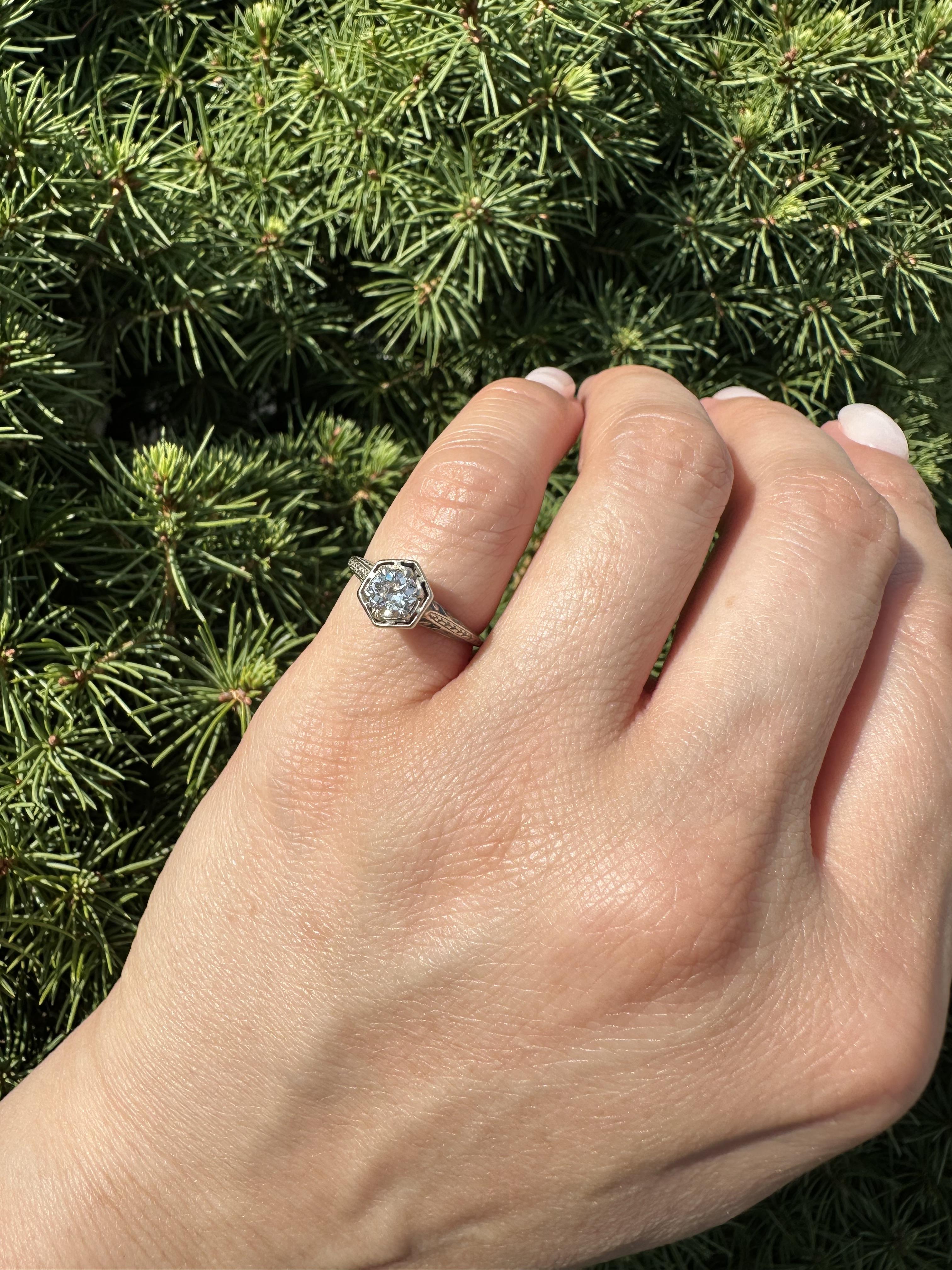 Antiguo Anillo de Compromiso Art Decó de Oro Blanco 0,50 ct con Diamantes Antiguos en Pergamino y Obra Abierta en venta 3