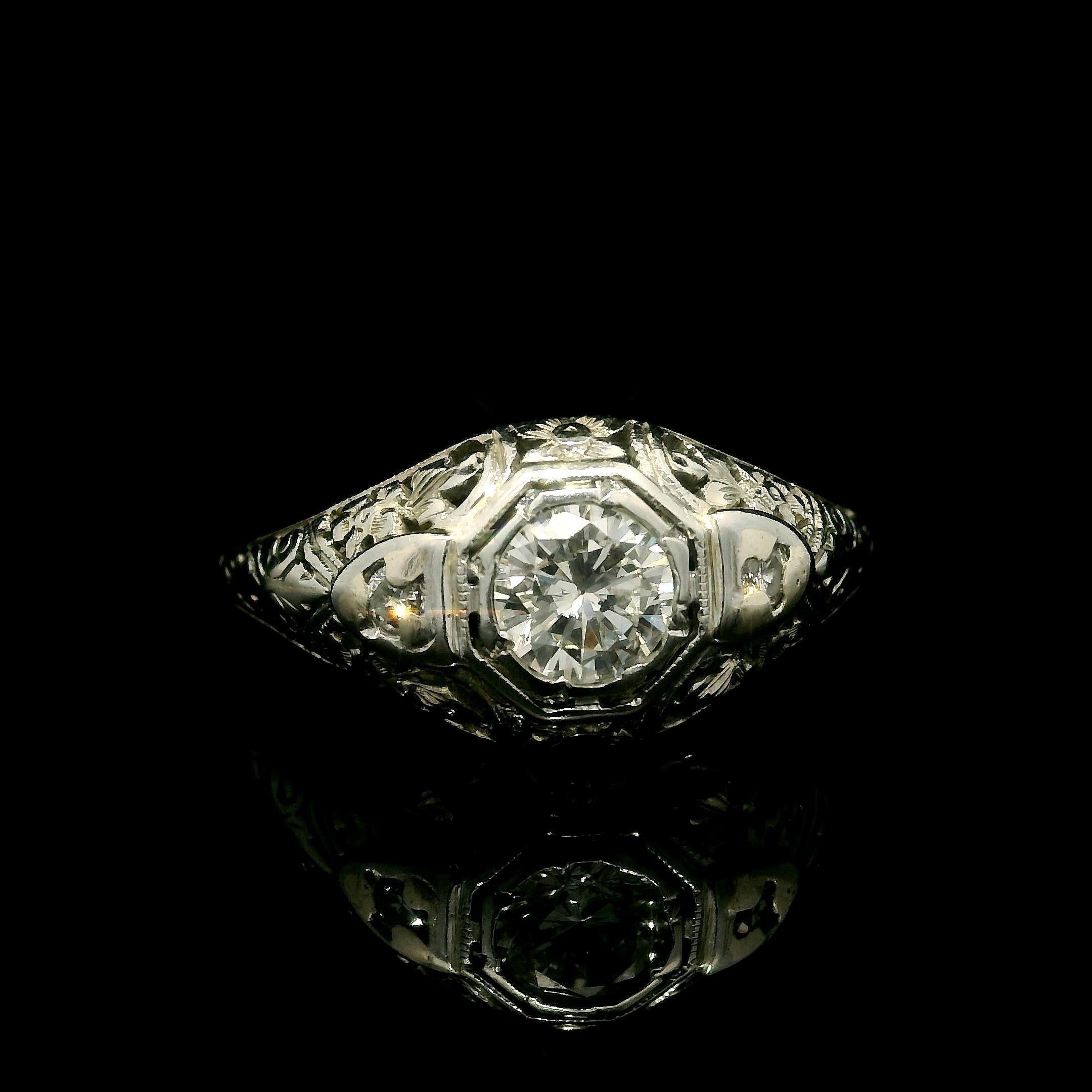 Bague de fiançailles ancienne en or blanc Art Deco avec un diamant de 0,53 ct et un filigrane floral gravé en vente 4