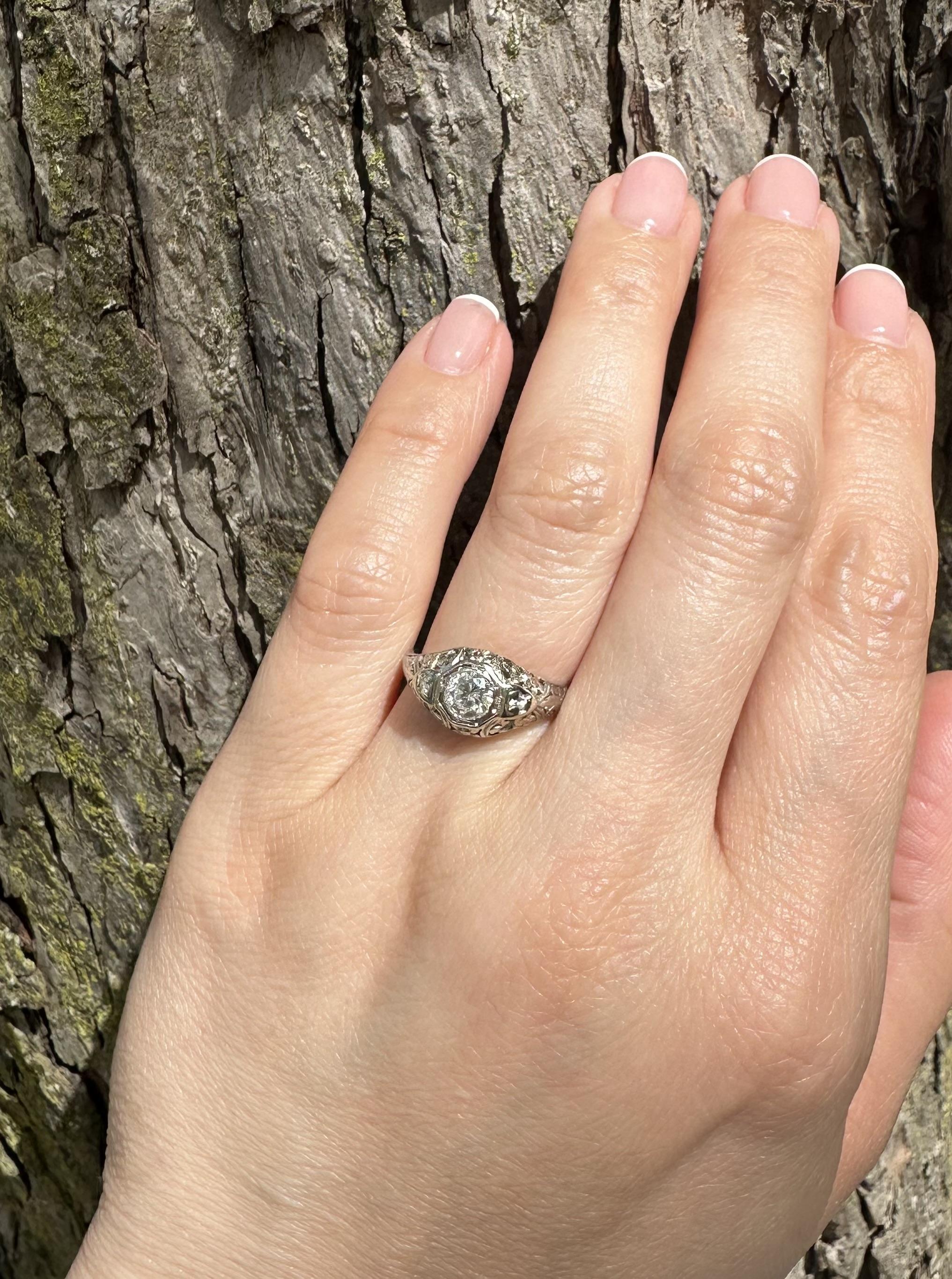 Bague de fiançailles ancienne en or blanc Art Deco avec un diamant de 0,53 ct et un filigrane floral gravé en vente 5