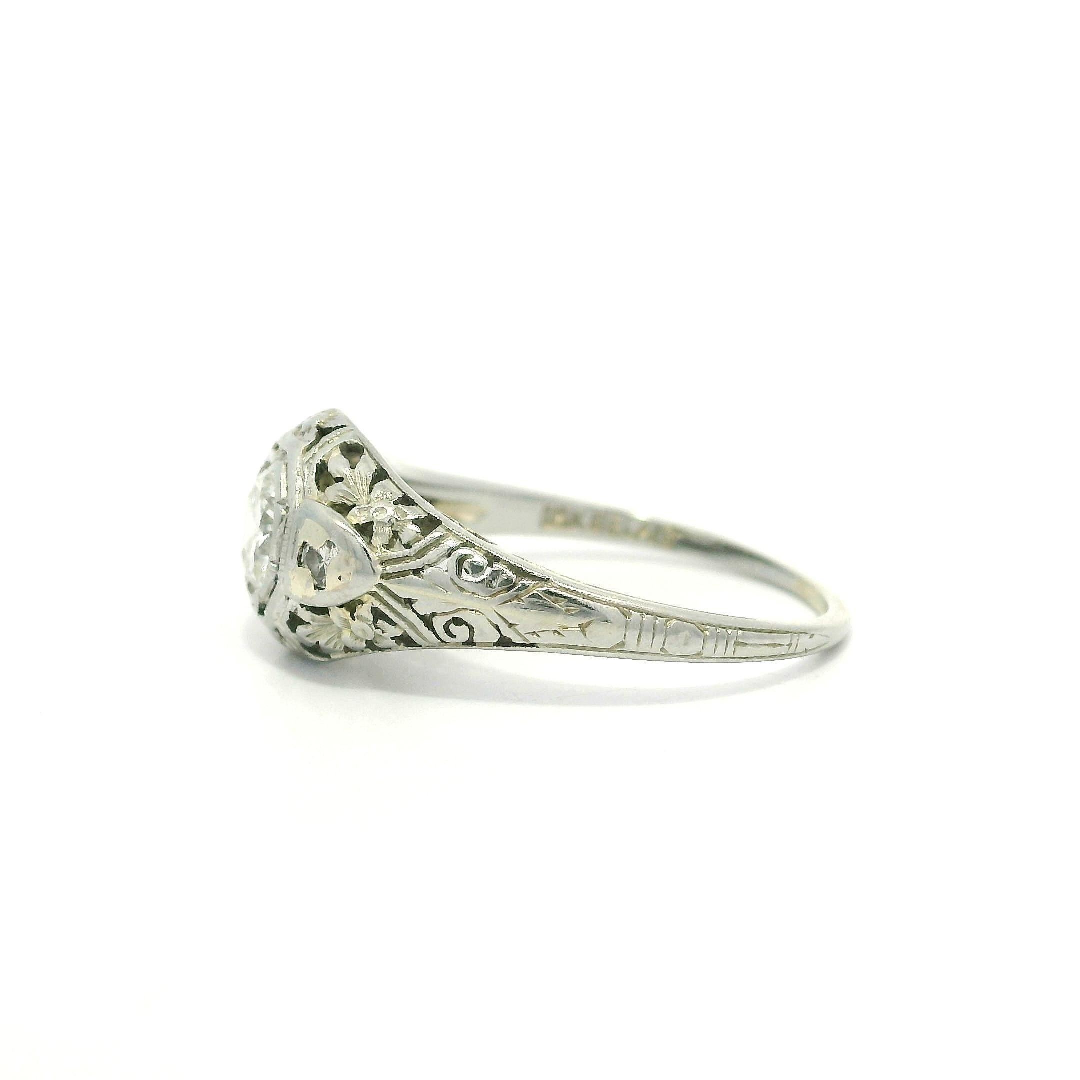 Art déco Bague de fiançailles ancienne en or blanc Art Deco avec un diamant de 0,53 ct et un filigrane floral gravé en vente