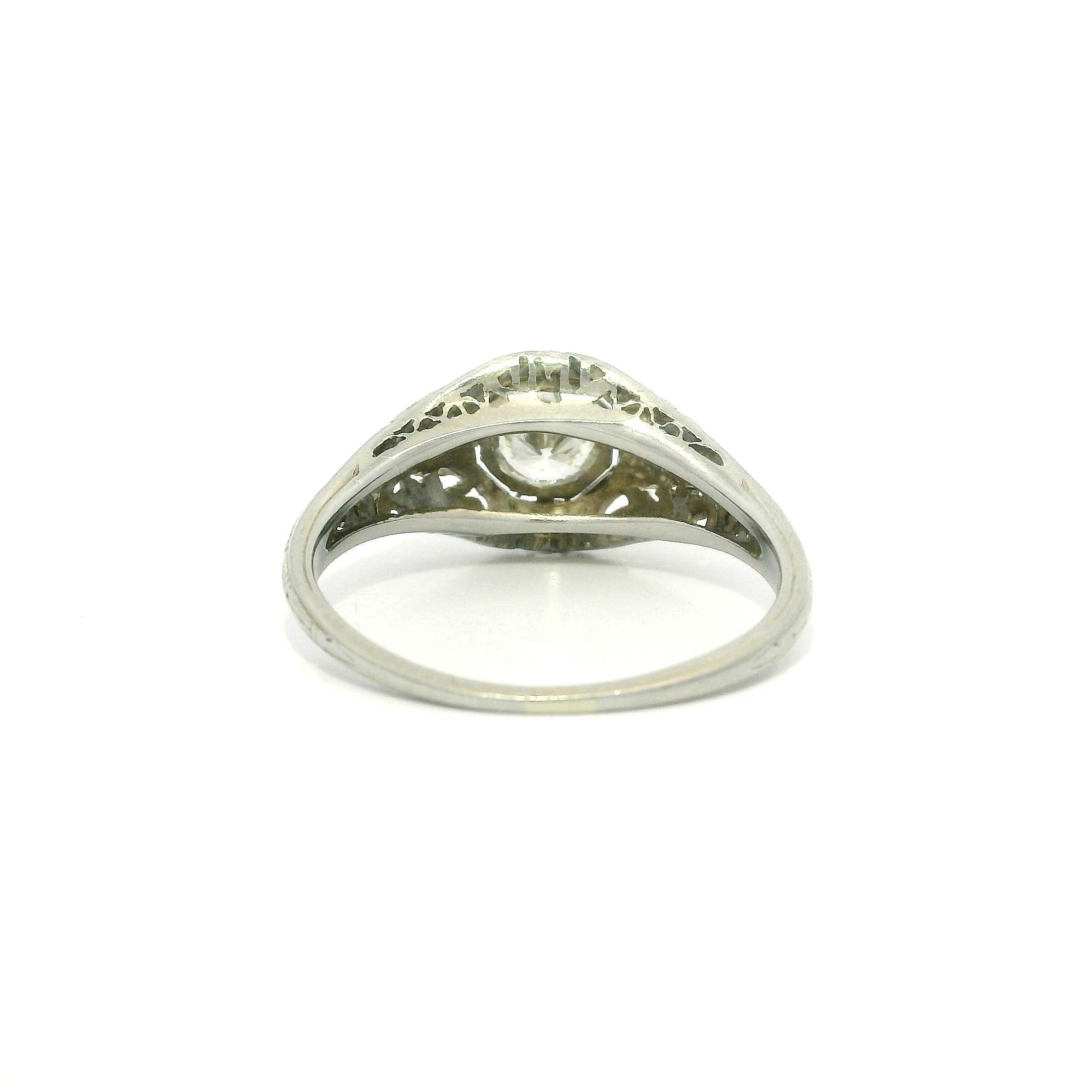 Taille brillant Bague de fiançailles ancienne en or blanc Art Deco avec un diamant de 0,53 ct et un filigrane floral gravé en vente