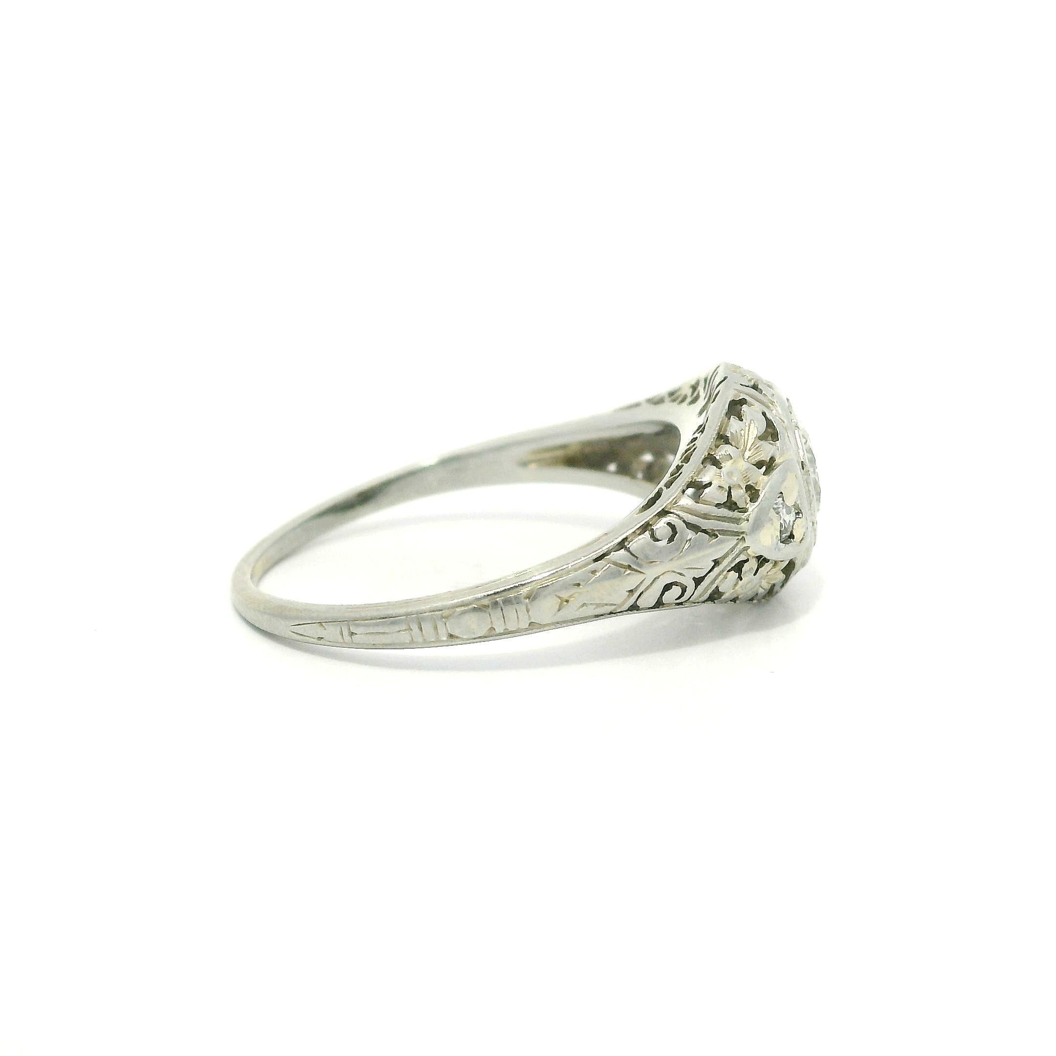 Bague de fiançailles ancienne en or blanc Art Deco avec un diamant de 0,53 ct et un filigrane floral gravé Bon état - En vente à Montclair, NJ