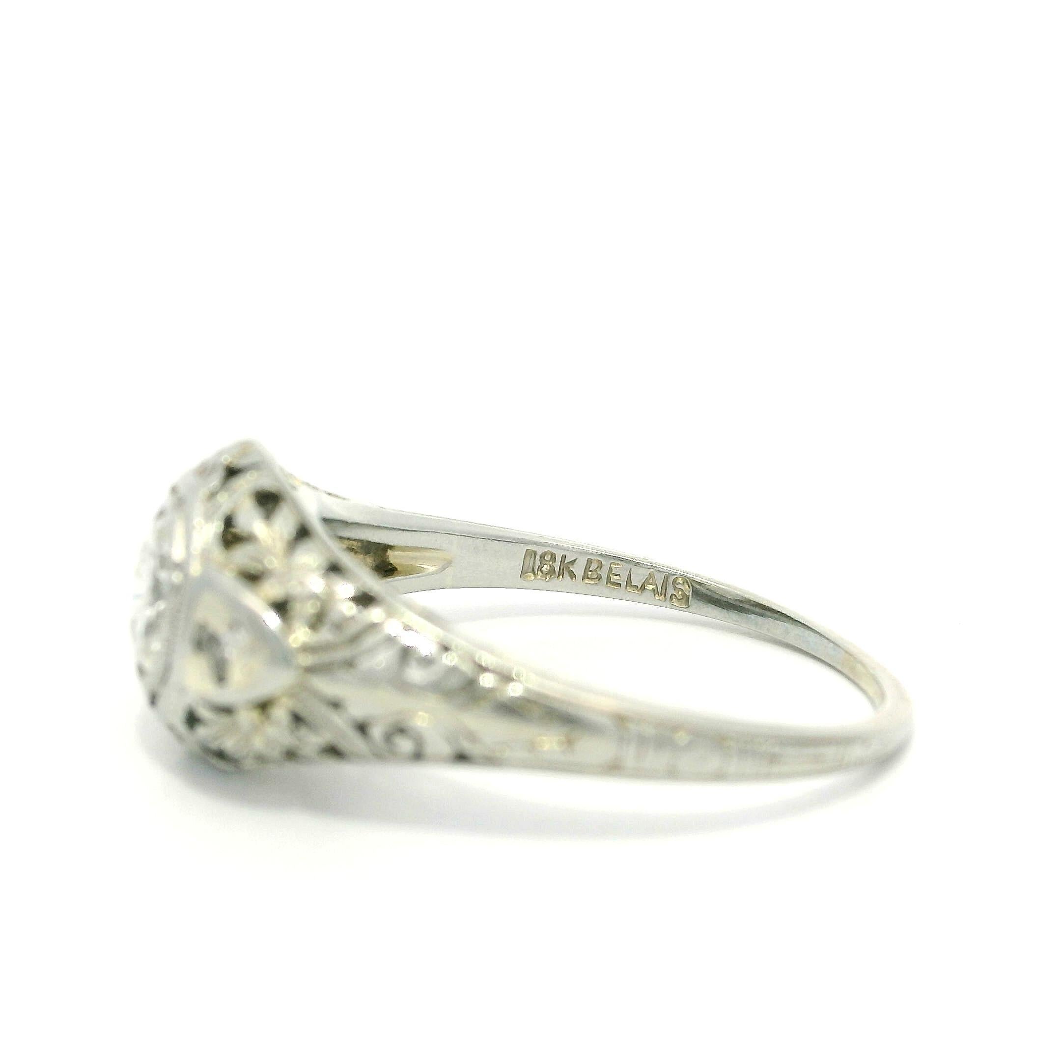 Bague de fiançailles ancienne en or blanc Art Deco avec un diamant de 0,53 ct et un filigrane floral gravé Pour femmes en vente