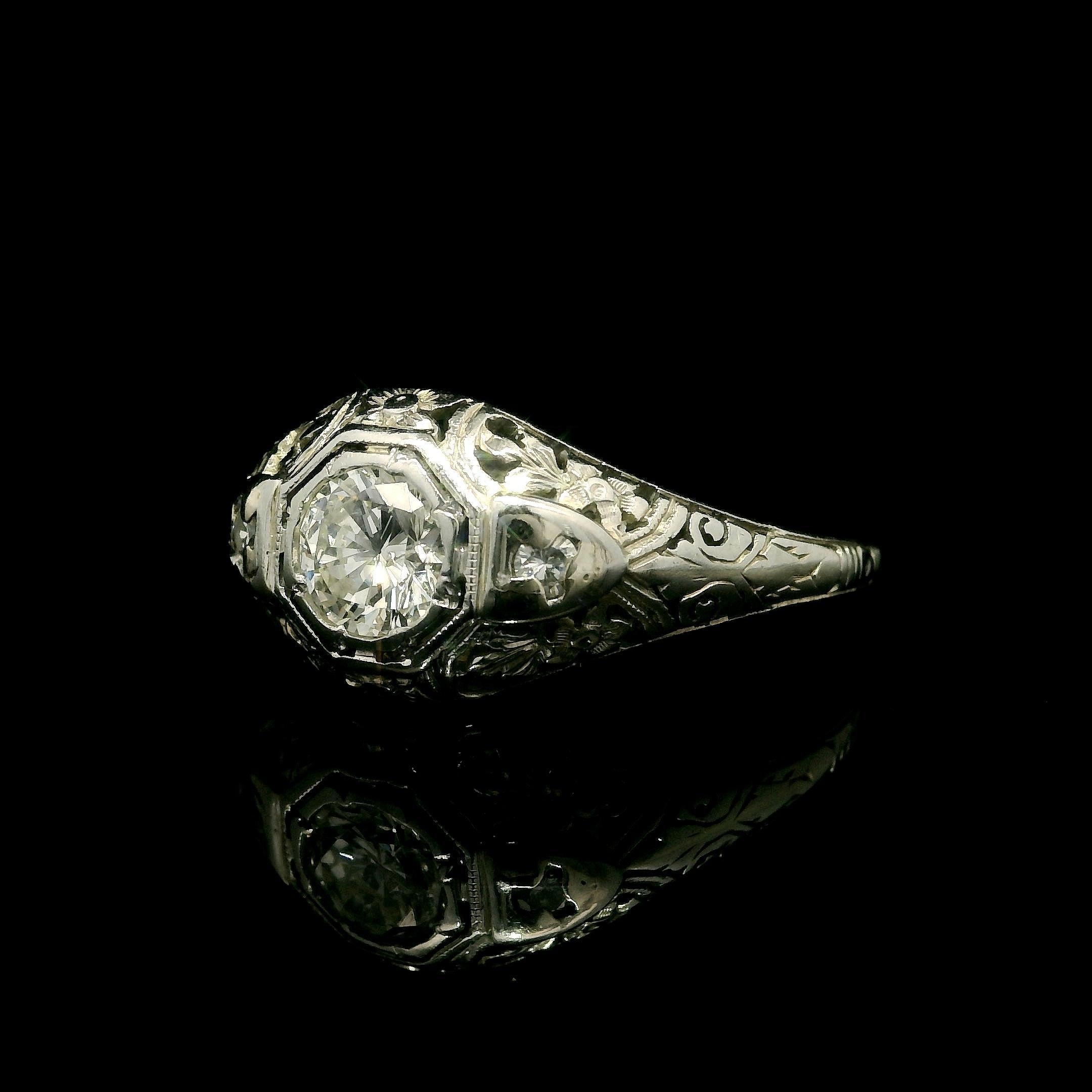Bague de fiançailles ancienne en or blanc Art Deco avec un diamant de 0,53 ct et un filigrane floral gravé en vente 1