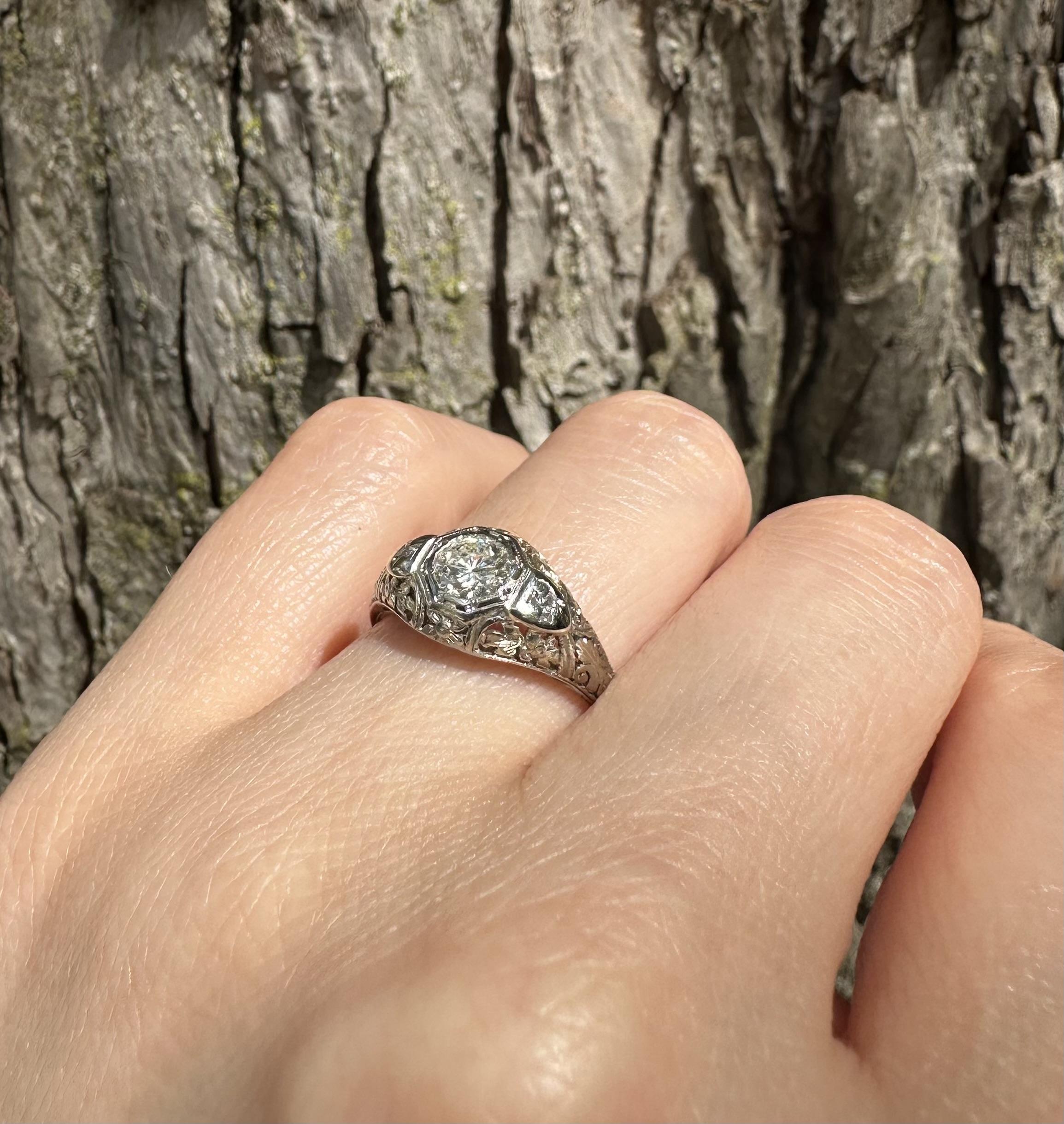 Bague de fiançailles ancienne en or blanc Art Deco avec un diamant de 0,53 ct et un filigrane floral gravé en vente 2