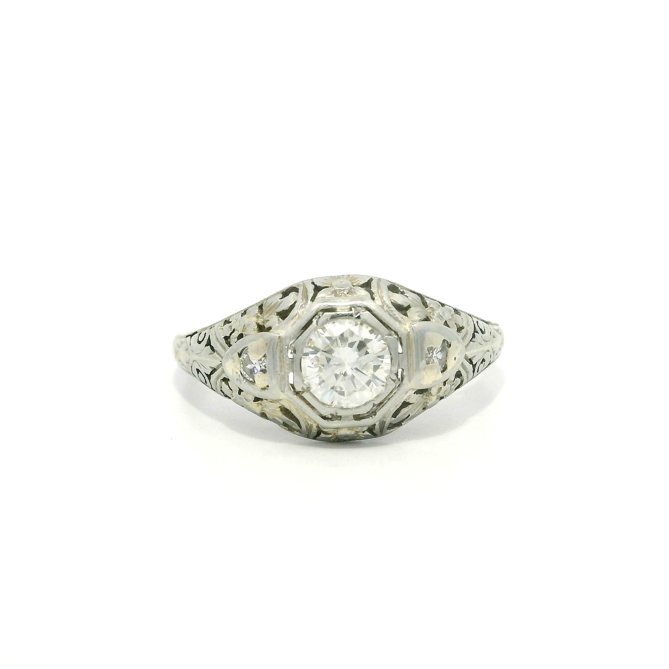 Bague de fiançailles ancienne en or blanc Art Deco avec un diamant de 0,53 ct et un filigrane floral gravé en vente 3
