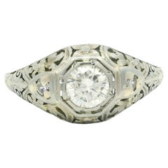 Antiguo Anillo de Compromiso Art Decó de Oro Blanco con Filigrana Floral Grabada con Diamantes de 0,53 ct