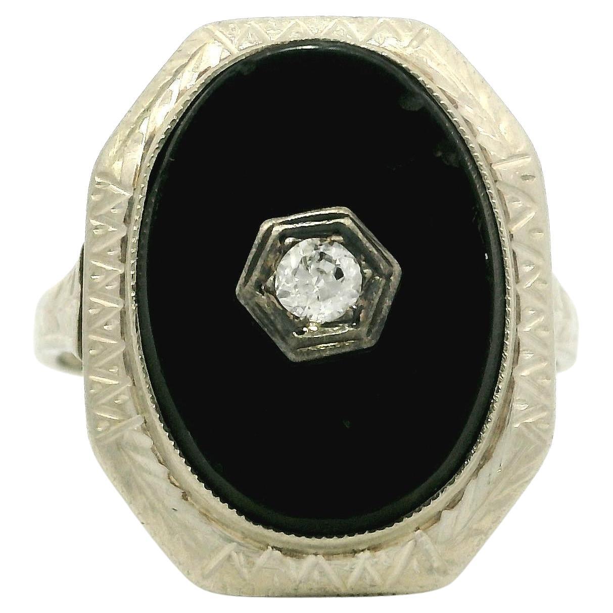 Antiker Art Deco Weißgold Schwarzer Onyx 
Diamant Handgravierter Teller Ring im Angebot