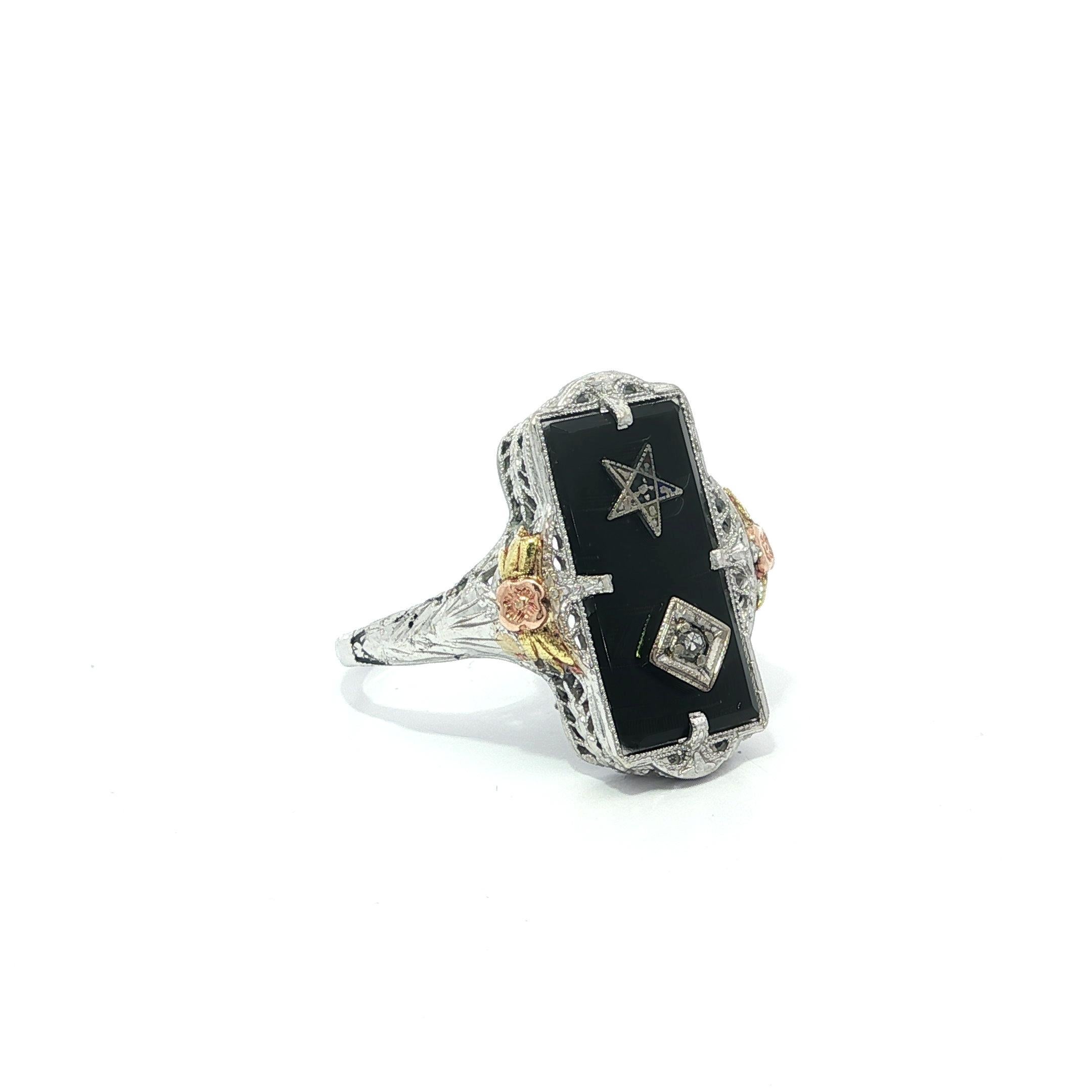 -A. Stone: -
(1) Onice genuino naturale - taglio rettangolare - incastonato - colore nero - 14,8x7,2 mm (circa)
(1) Diamante naturale autentico - Vecchio taglio singolo - incastonato - Bel diamante bianco brillante - 0,02ctw (circa)

Materiale: Oro