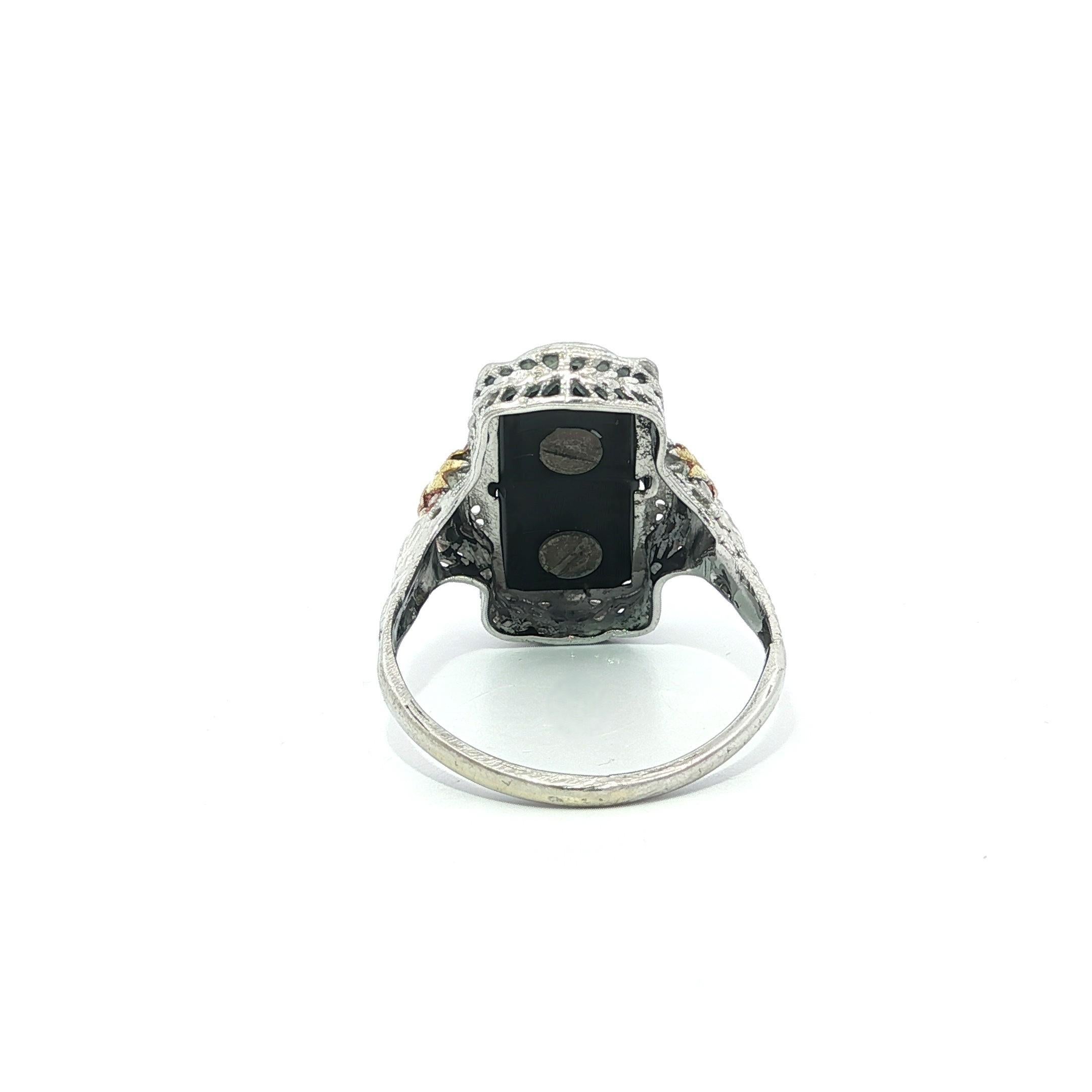 Anello massonico in filigrana floreale in oro nero e diamanti in stile antico Art Deco In condizioni buone in vendita a Montclair, NJ
