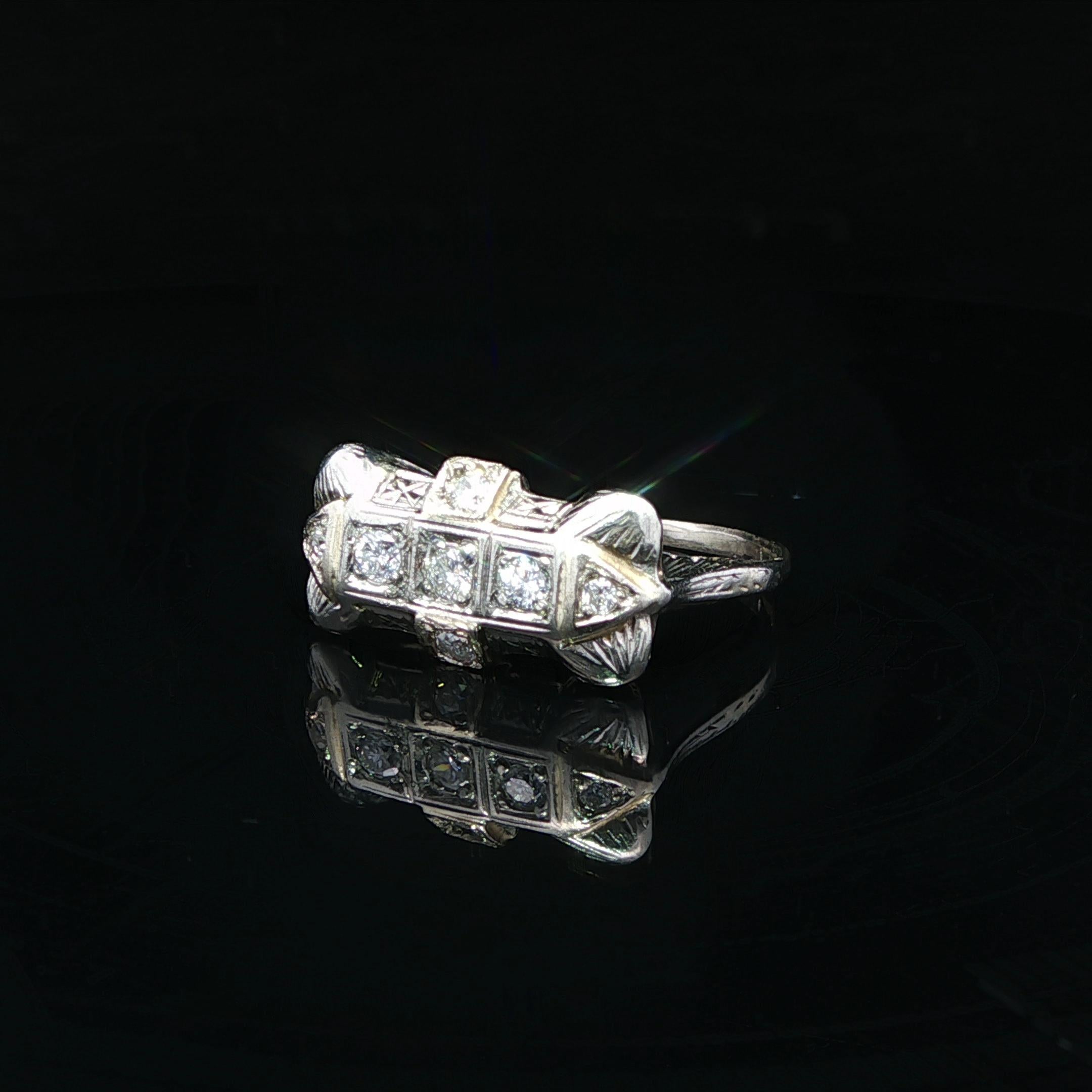 Bague ancienne en or blanc Art Deco, diamant East West Wheat Graved Work Band Ring en vente 4