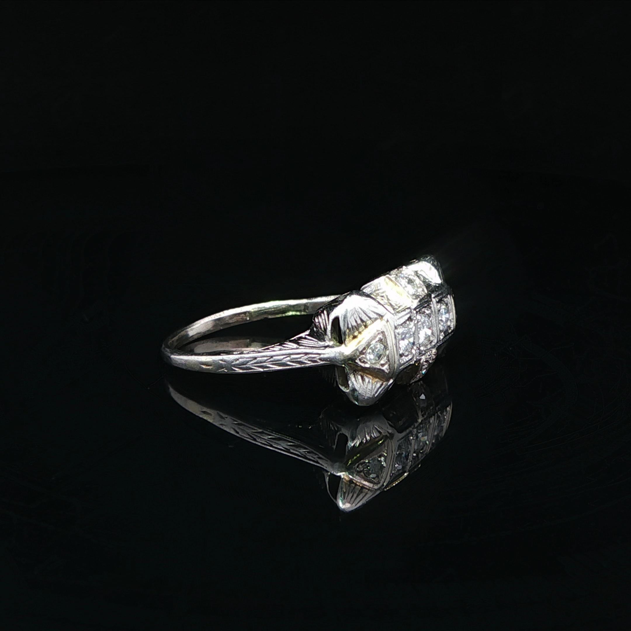 Bague ancienne en or blanc Art Deco, diamant East West Wheat Graved Work Band Ring en vente 5