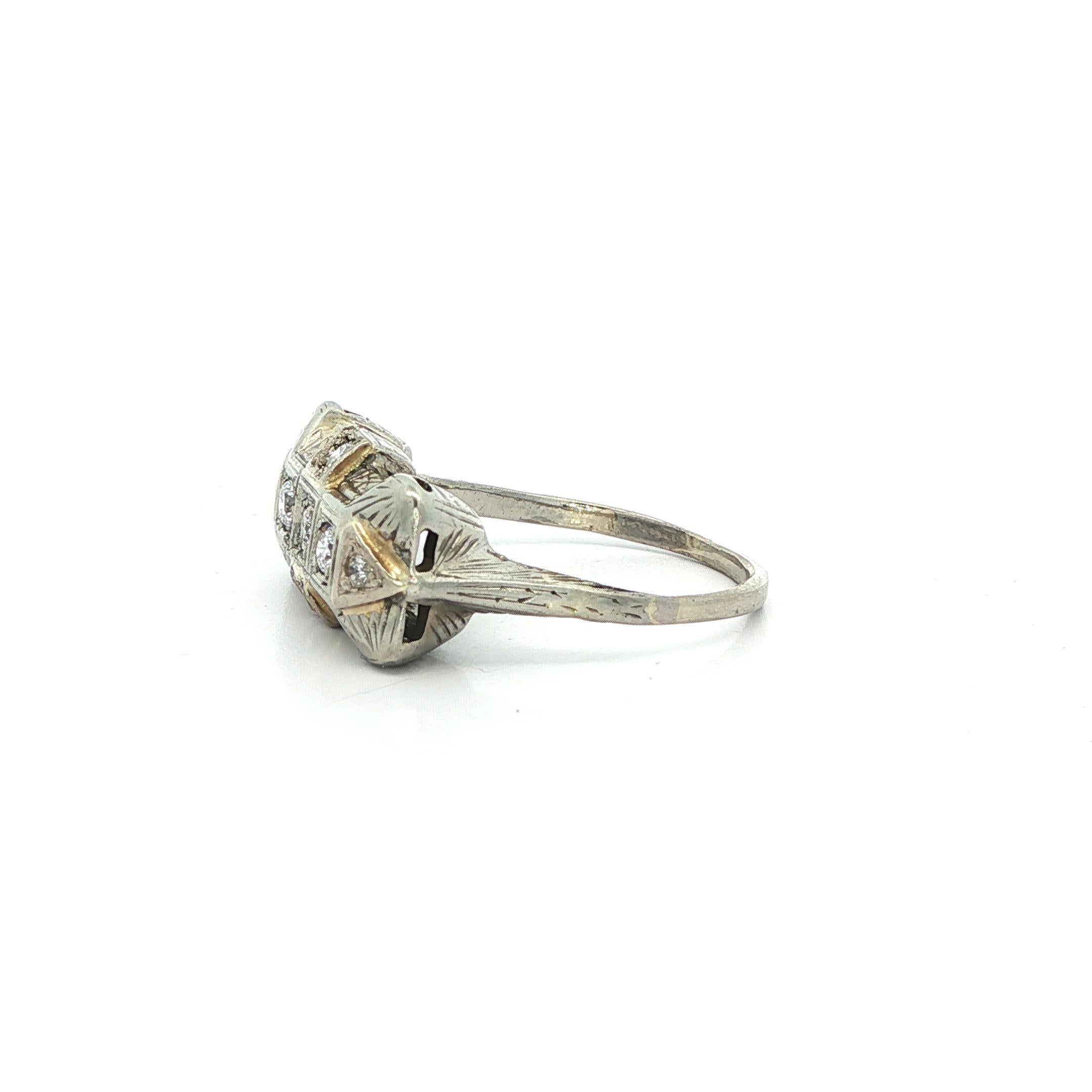 Art déco Bague ancienne en or blanc Art Deco, diamant East West Wheat Graved Work Band Ring en vente