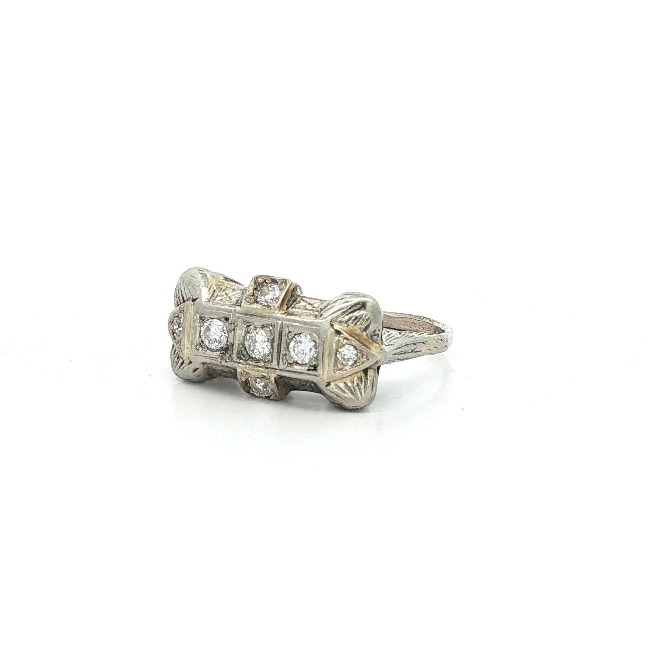 Taille simple Bague ancienne en or blanc Art Deco, diamant East West Wheat Graved Work Band Ring en vente
