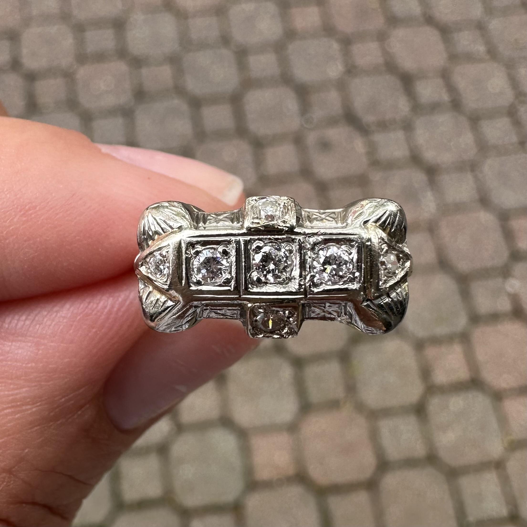 Bague ancienne en or blanc Art Deco, diamant East West Wheat Graved Work Band Ring Excellent état - En vente à Montclair, NJ