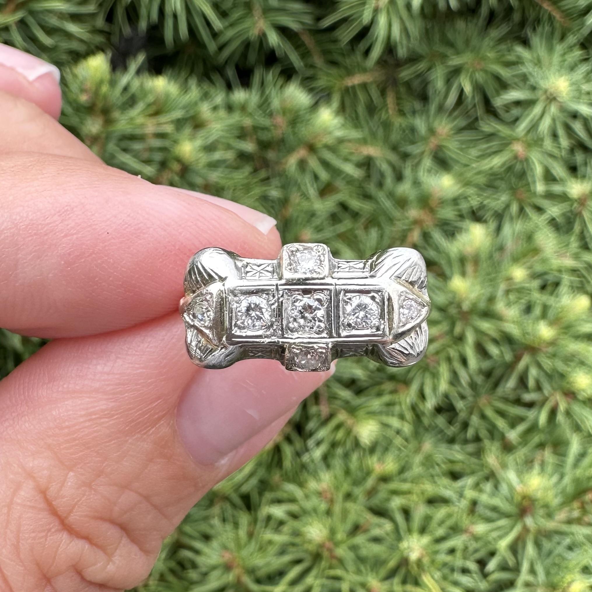 Bague ancienne en or blanc Art Deco, diamant East West Wheat Graved Work Band Ring Pour femmes en vente
