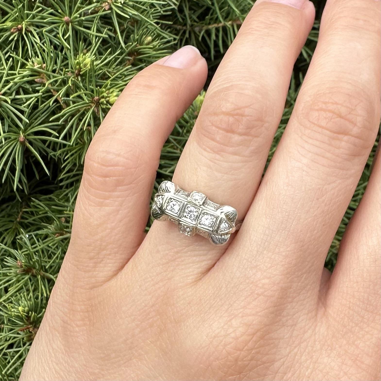 Bague ancienne en or blanc Art Deco, diamant East West Wheat Graved Work Band Ring en vente 1
