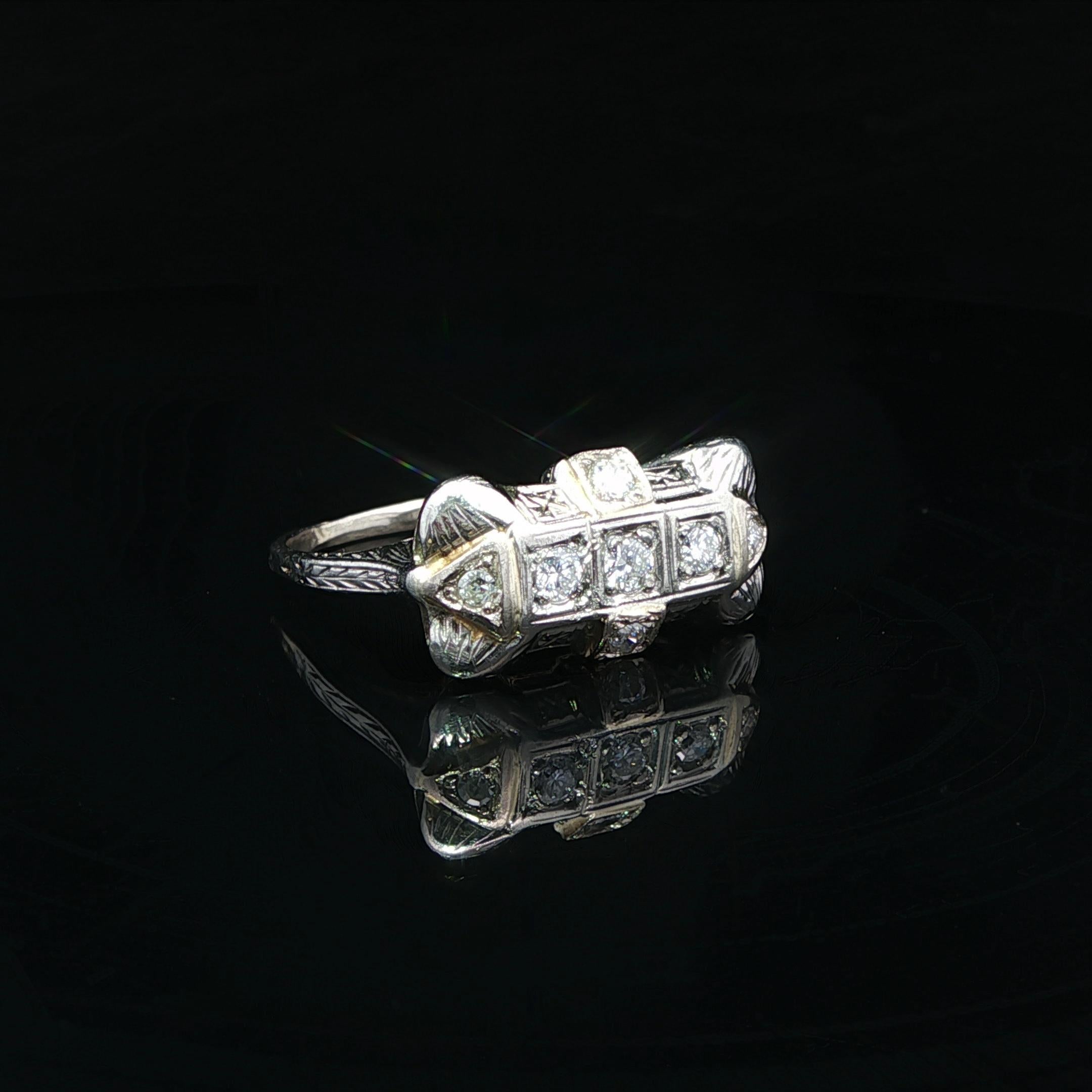 Bague ancienne en or blanc Art Deco, diamant East West Wheat Graved Work Band Ring en vente 3
