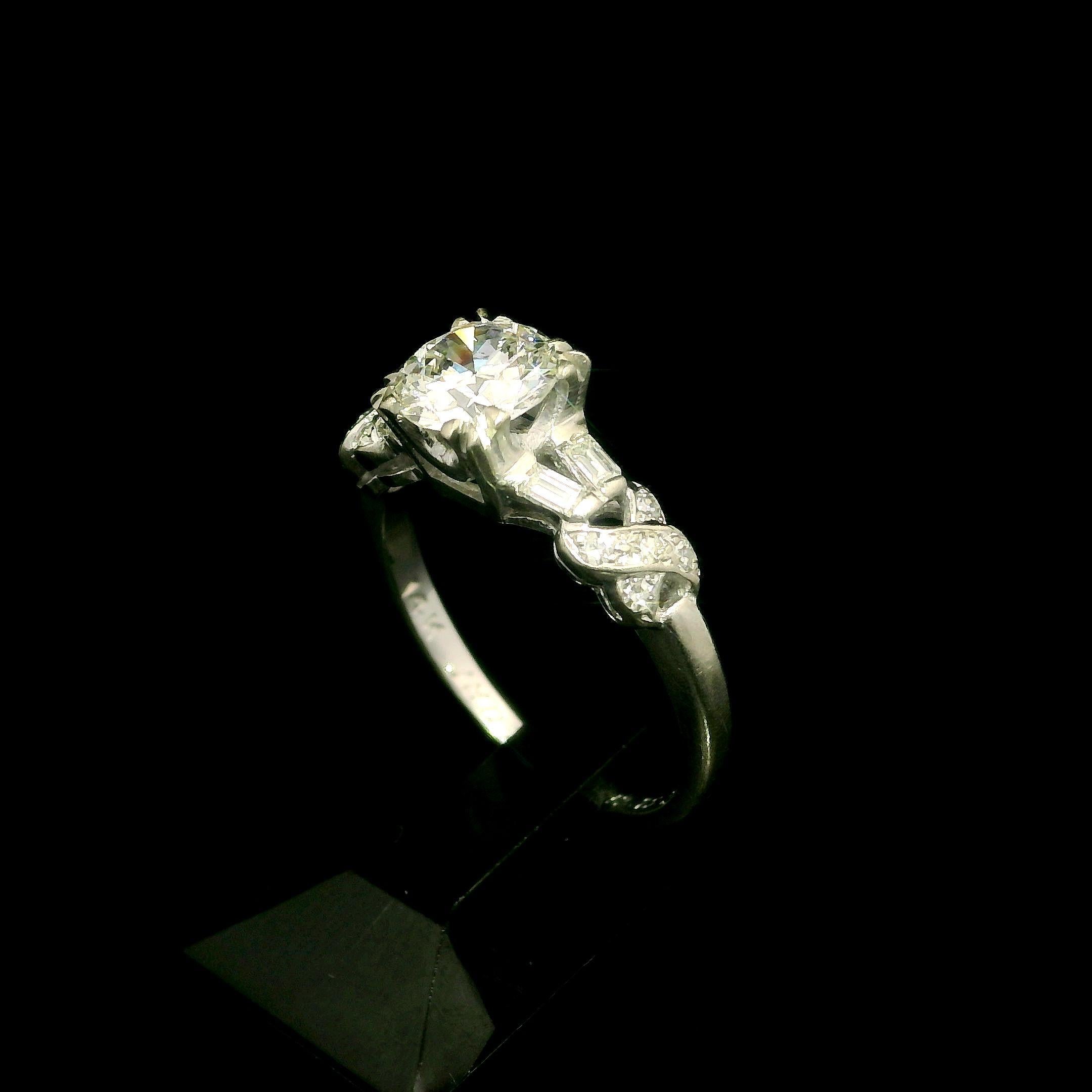 Bague de fiançailles Art déco ancienne en or blanc GIA 1,01 ctw diamant ancien X baguette en vente 5