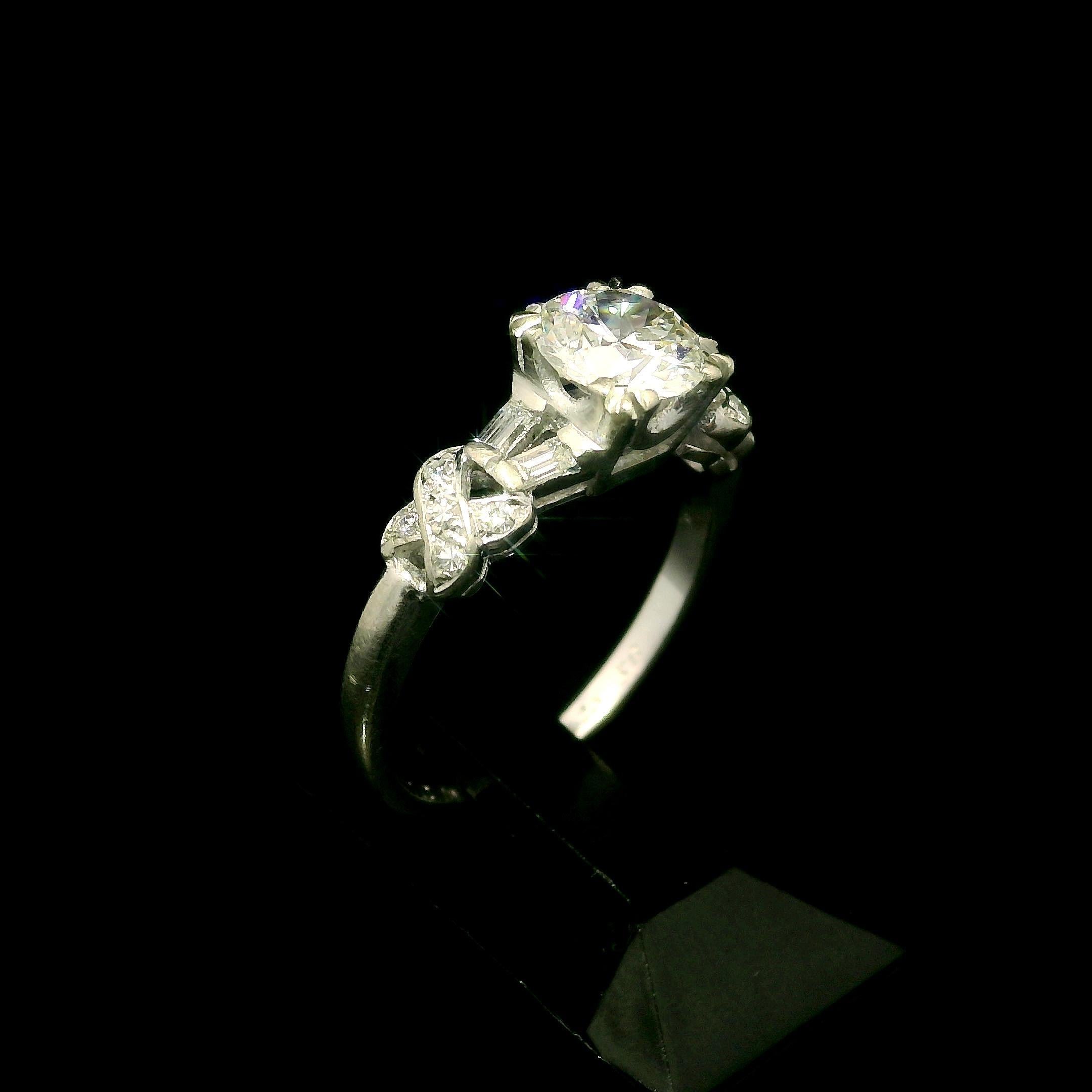 Bague de fiançailles Art déco ancienne en or blanc GIA 1,01 ctw diamant ancien X baguette en vente 7