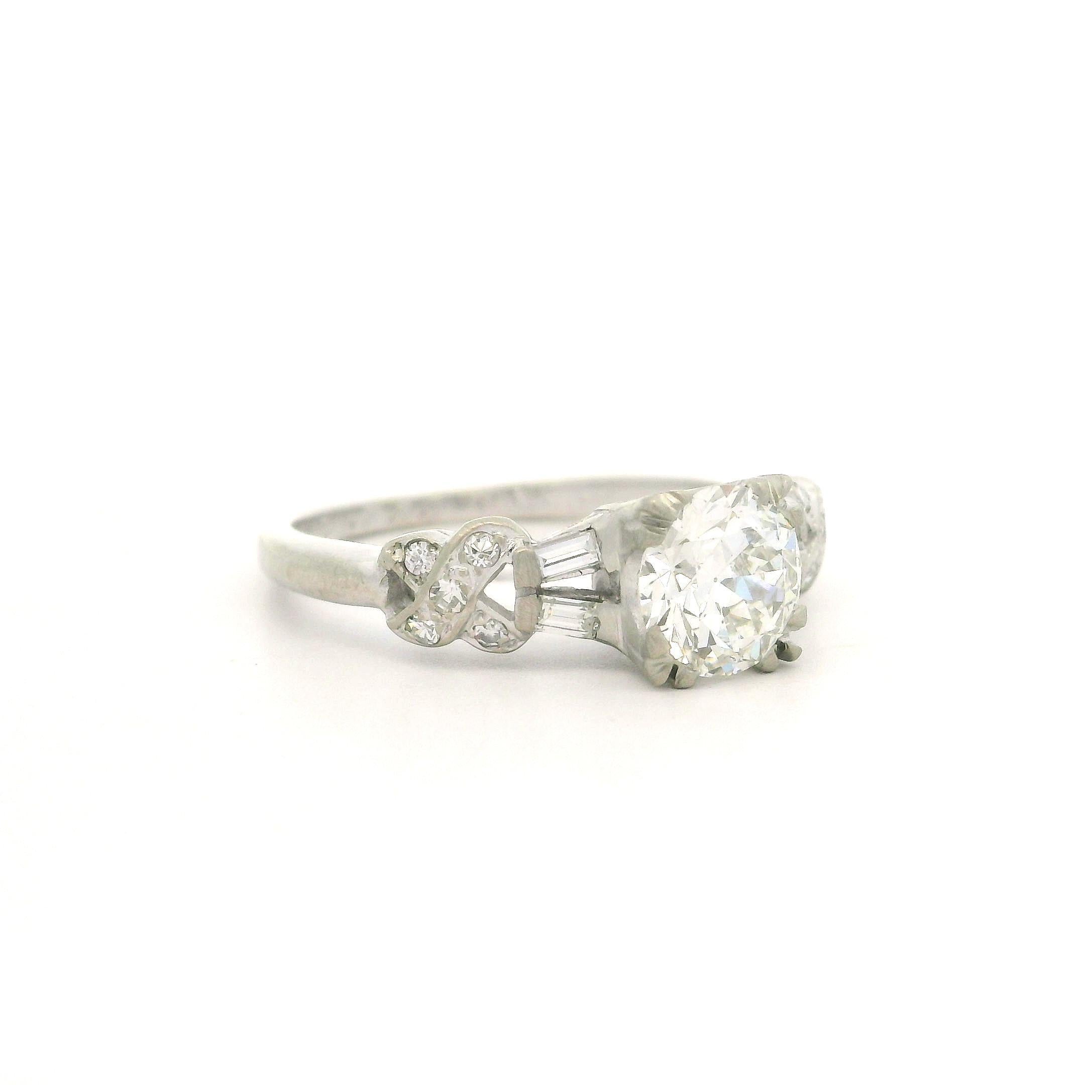 Taille ronde Bague de fiançailles Art déco ancienne en or blanc GIA 1,01 ctw diamant ancien X baguette en vente