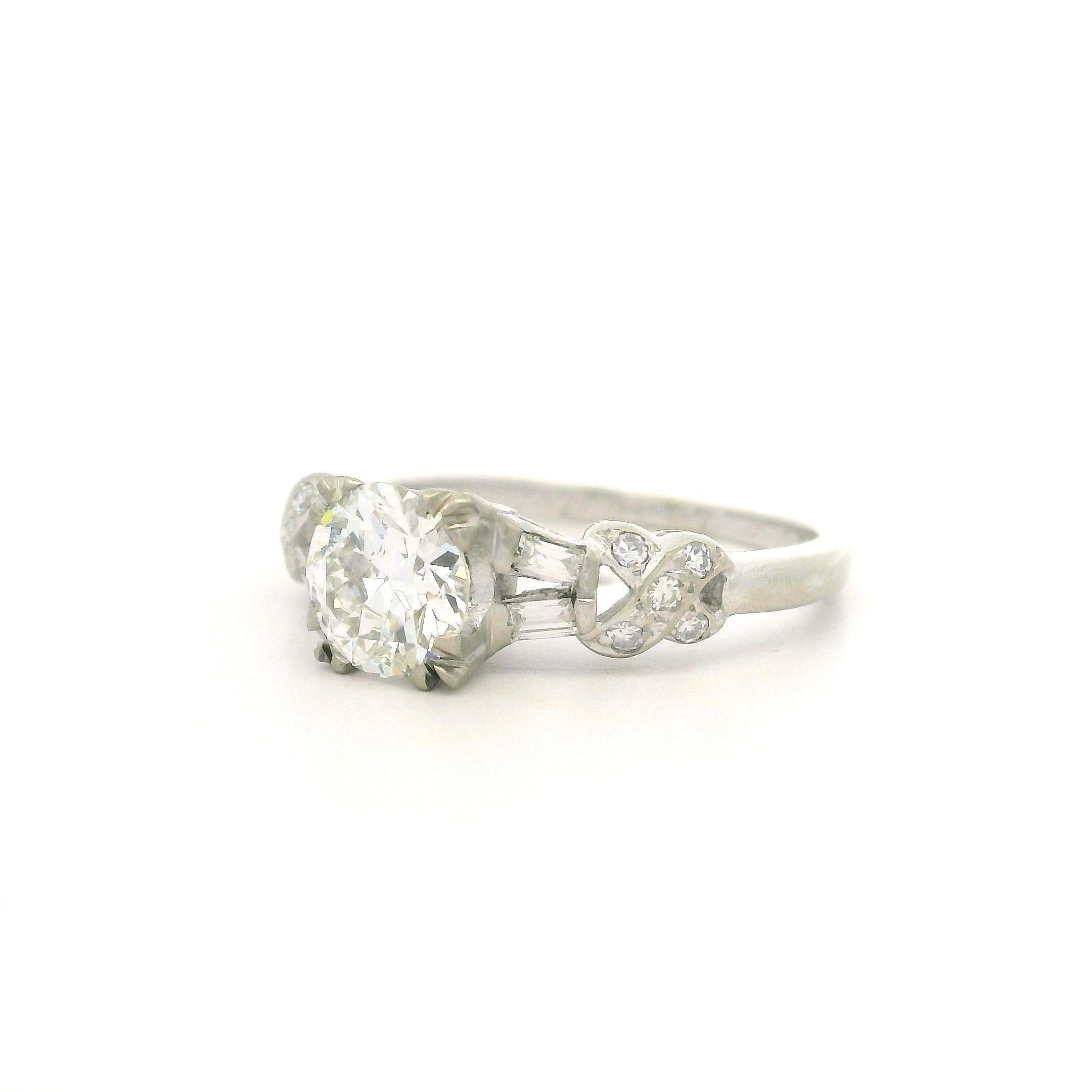 Bague de fiançailles Art déco ancienne en or blanc GIA 1,01 ctw diamant ancien X baguette Excellent état - En vente à Montclair, NJ