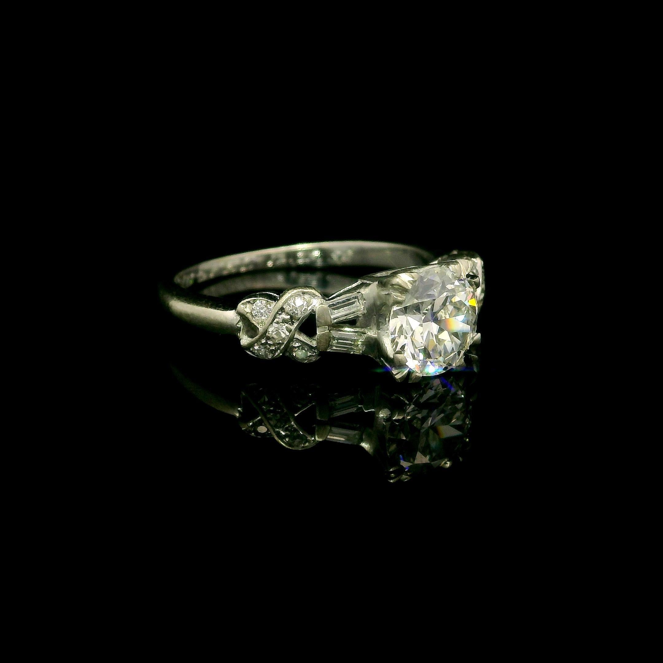 Bague de fiançailles Art déco ancienne en or blanc GIA 1,01 ctw diamant ancien X baguette en vente 2