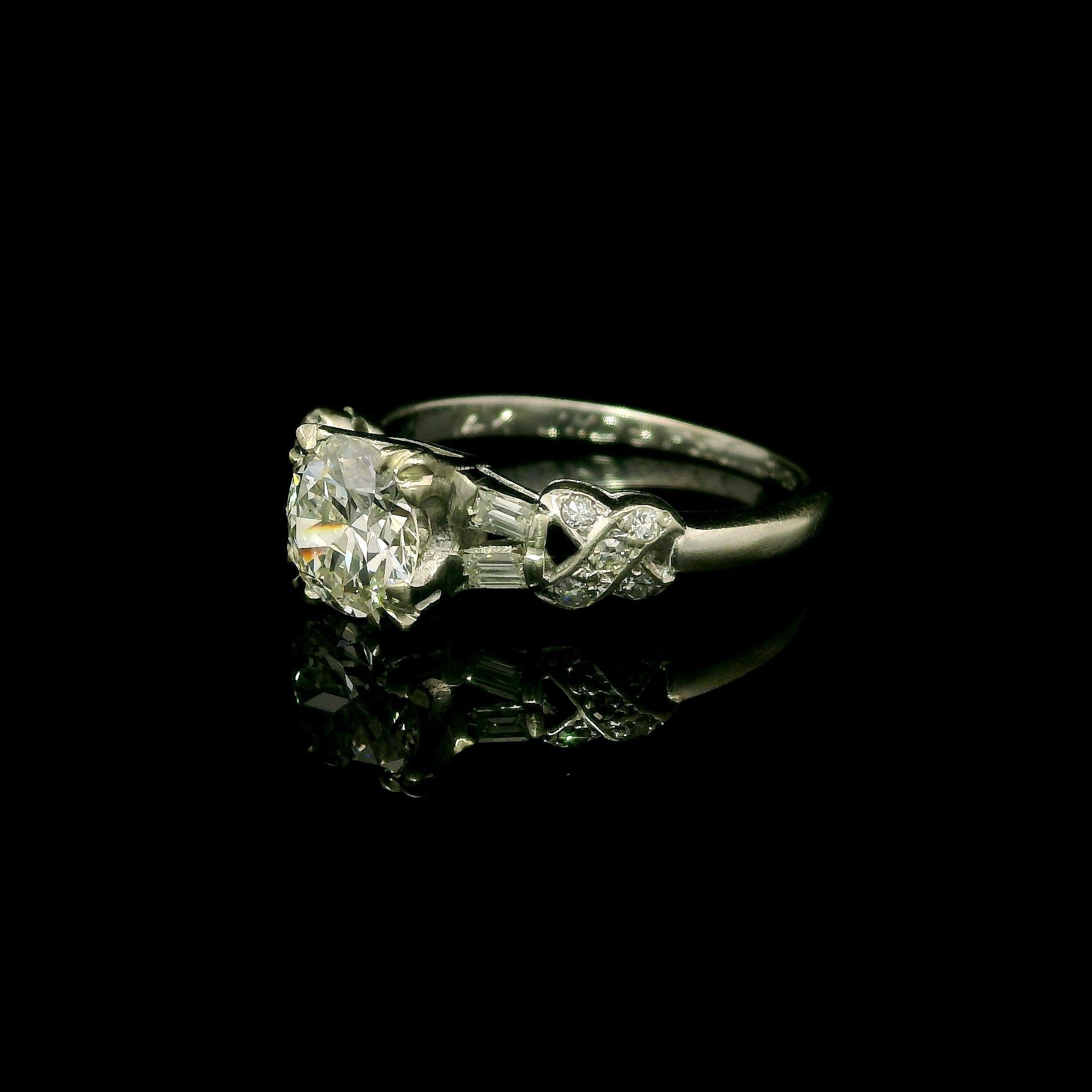 Bague de fiançailles Art déco ancienne en or blanc GIA 1,01 ctw diamant ancien X baguette en vente 3
