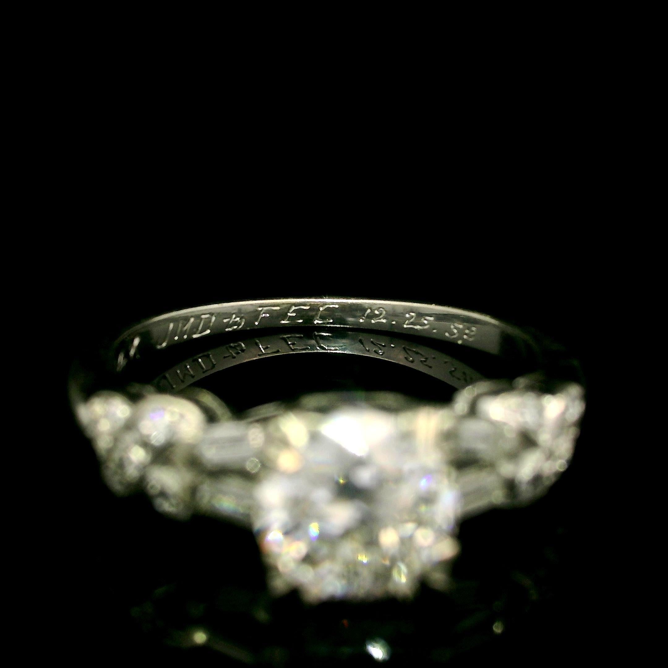 Bague de fiançailles Art déco ancienne en or blanc GIA 1,01 ctw diamant ancien X baguette en vente 4