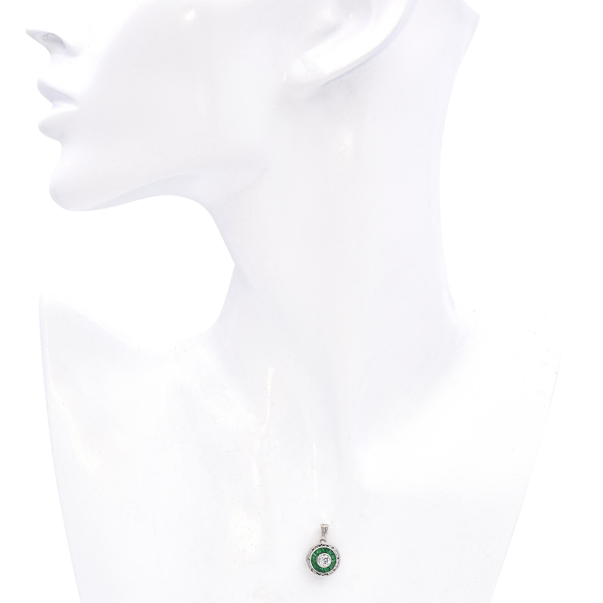 Art déco Pendentif art déco ancien en or blanc, pâte verte et diamants en vente