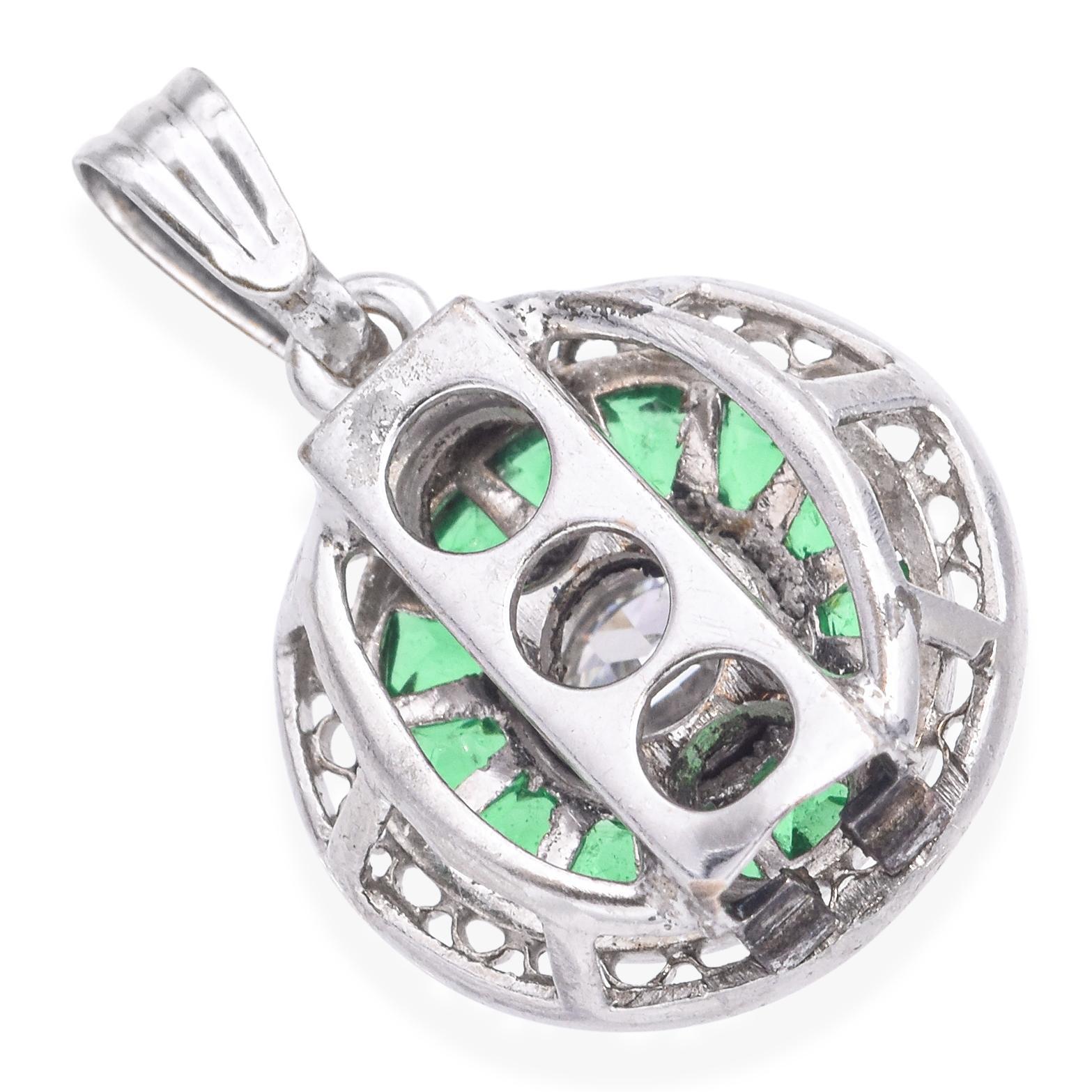 Taille ronde Pendentif art déco ancien en or blanc, pâte verte et diamants en vente
