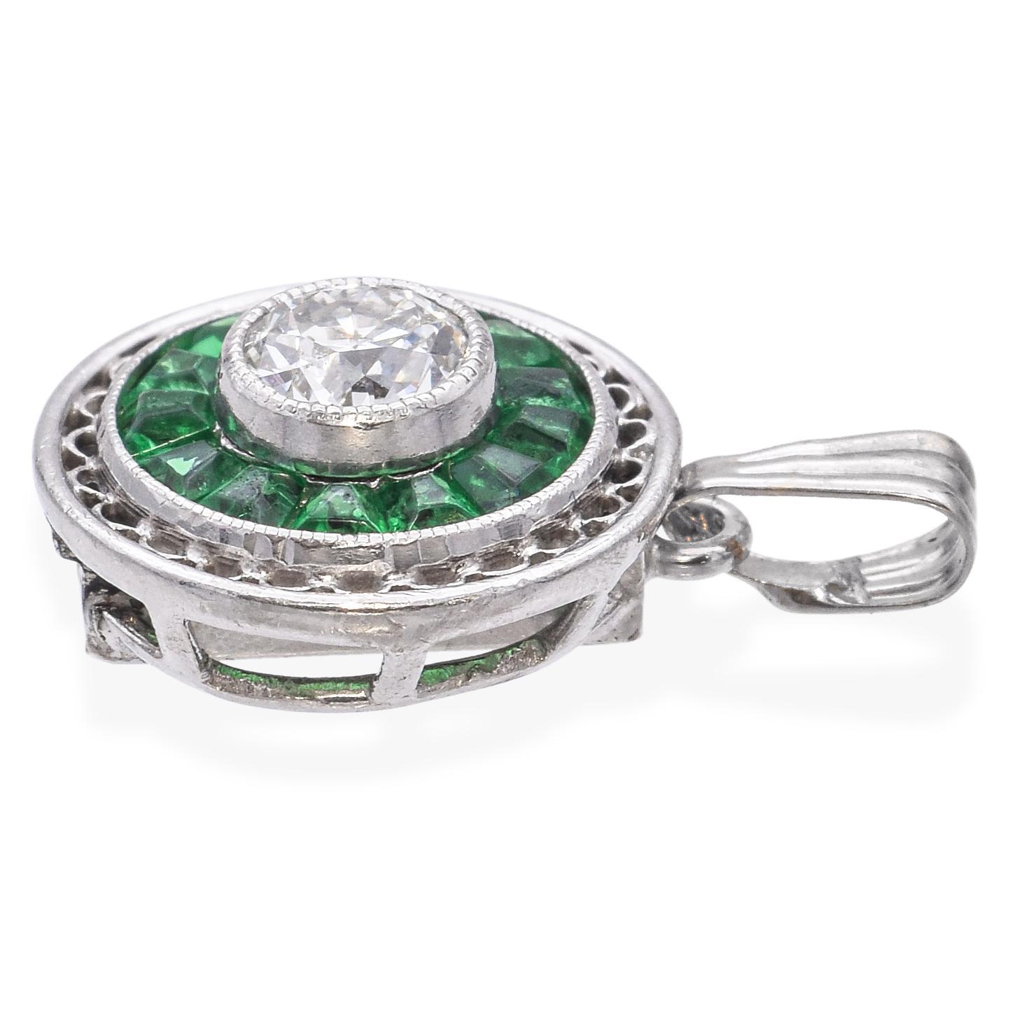 Pendentif art déco ancien en or blanc, pâte verte et diamants Bon état - En vente à New York, NY
