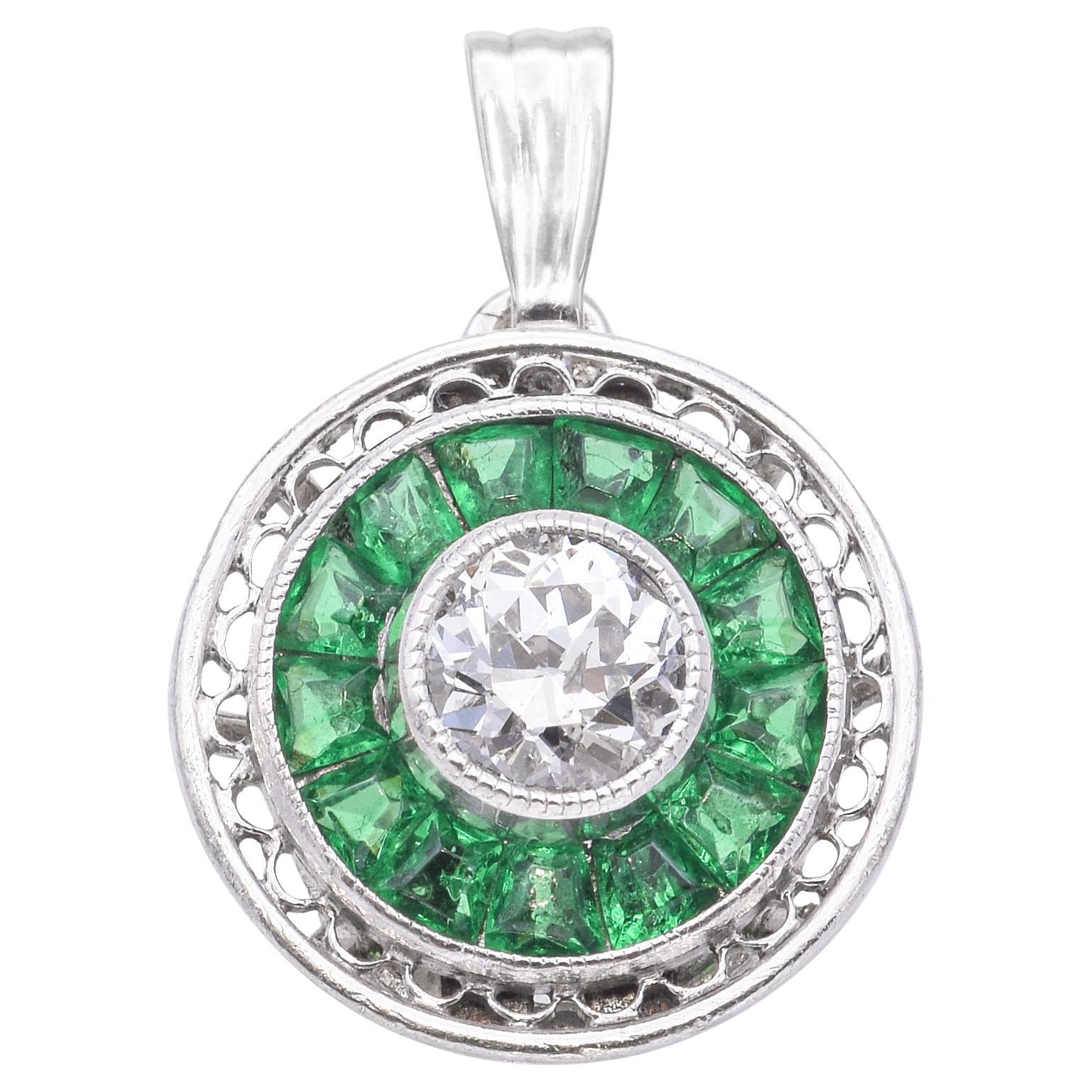 Pendentif art déco ancien en or blanc, pâte verte et diamants en vente