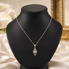 Collier pendentif losange en or blanc antique Art Deco avec diamant filigrané taille ancienne