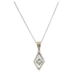 Collier pendentif losange en or blanc antique Art Deco avec diamant filigrané taille ancienne