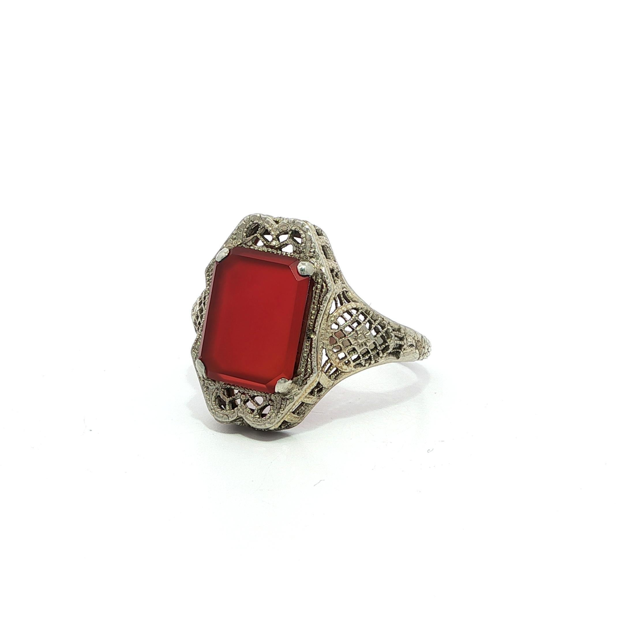 Taille émeraude Bague ancienne Art Deco en or blanc avec filigrane de cornaline rectangulaire aux détails précis en vente