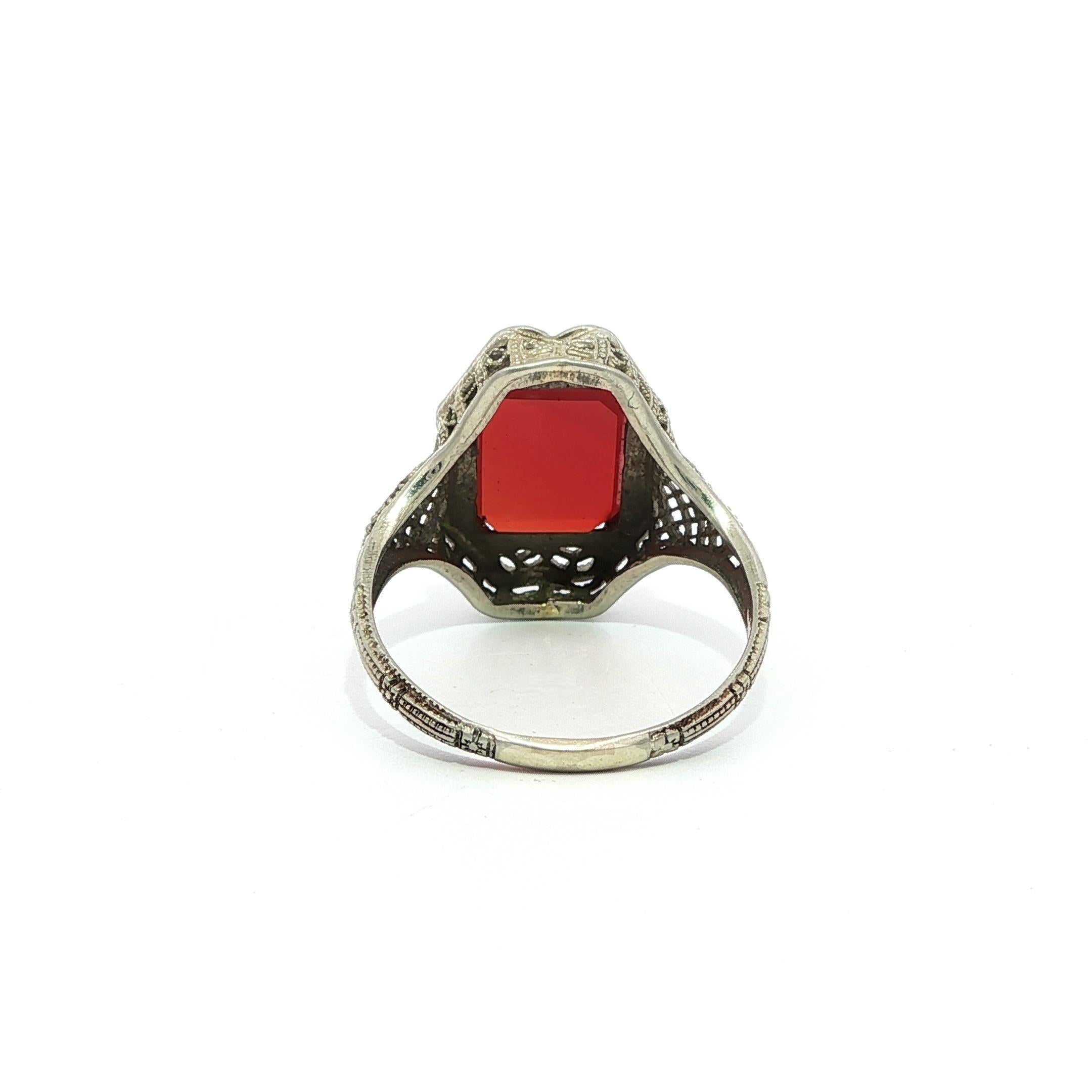 Bague ancienne Art Deco en or blanc avec filigrane de cornaline rectangulaire aux détails précis Unisexe en vente
