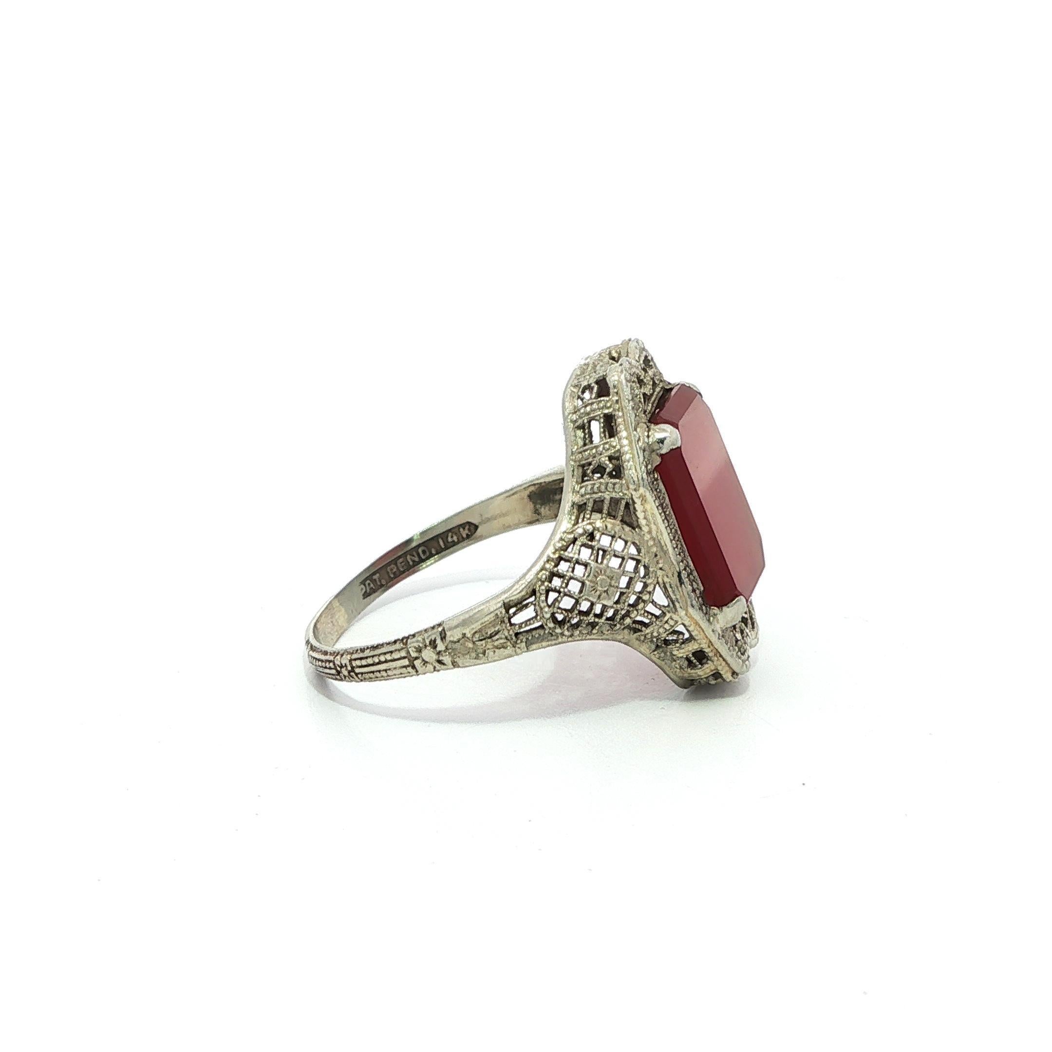 Bague ancienne Art Deco en or blanc avec filigrane de cornaline rectangulaire aux détails précis en vente 1