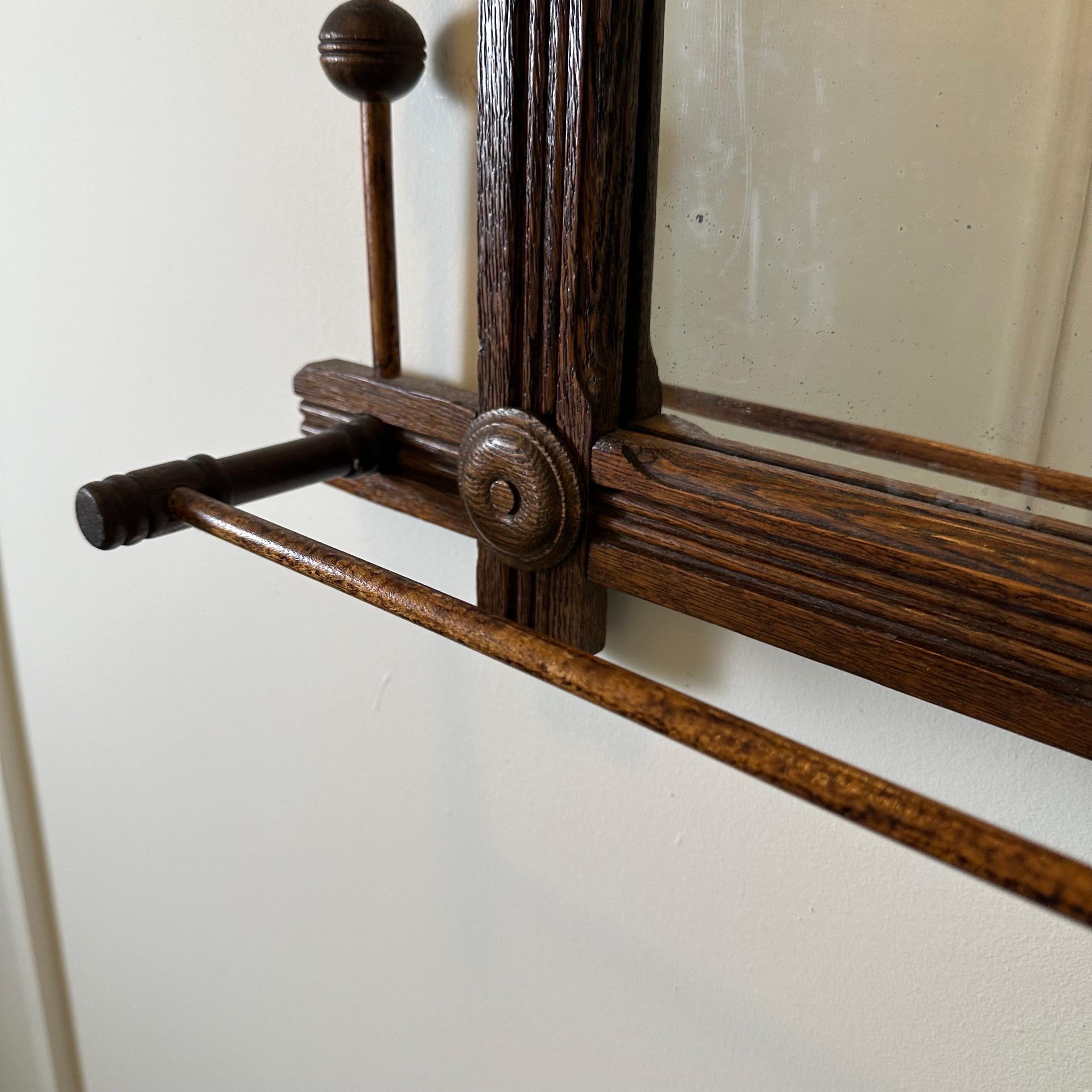 Inizio XX secolo Antique Mirror in legno Deco con barra di sospensione in vendita