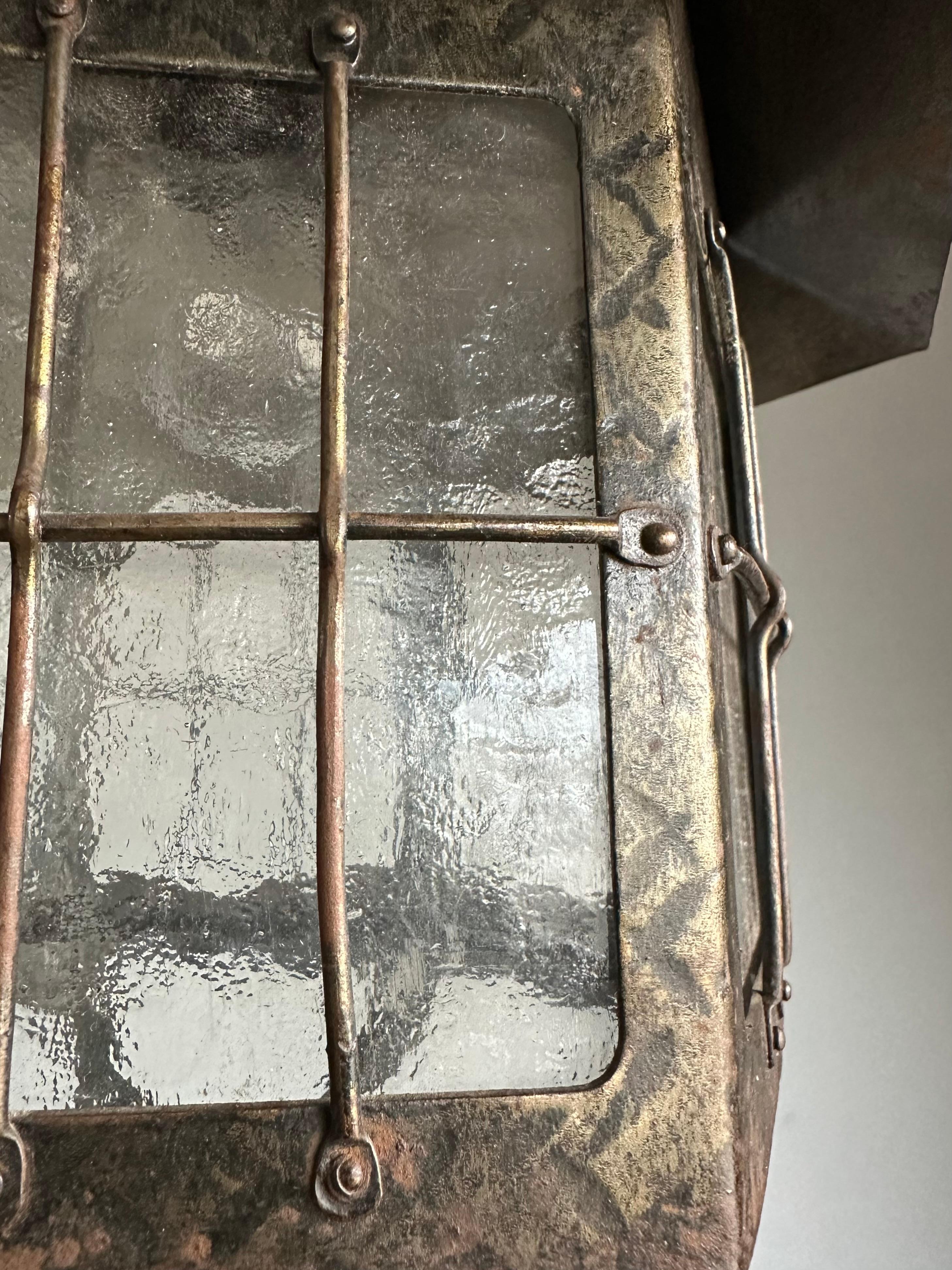Antigua linterna Art Decó de hierro forjado y cristal catedral, para porche o vestíbulo siglo XX