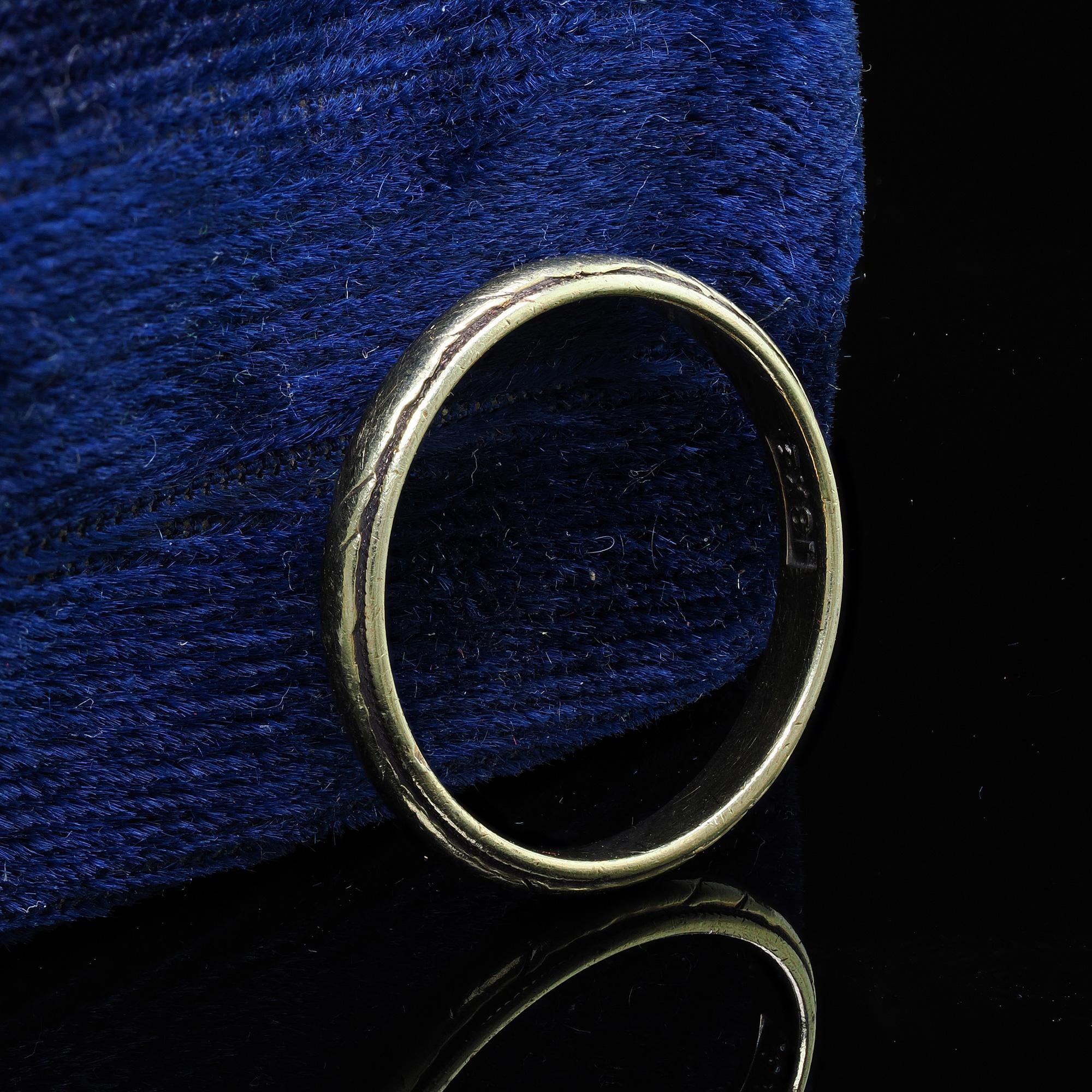 Art Deco Antique Art Deo 18K Yellow Gold Engraved Wedding Band - Size 6 For Sale