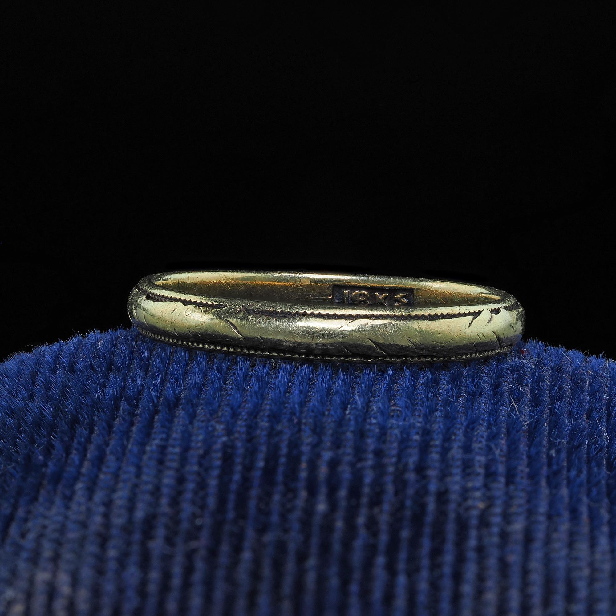 Antique Art Deo 18K Yellow Gold Engraved Wedding Band - Size 6 In Good Condition For Sale In Great Neck, NY