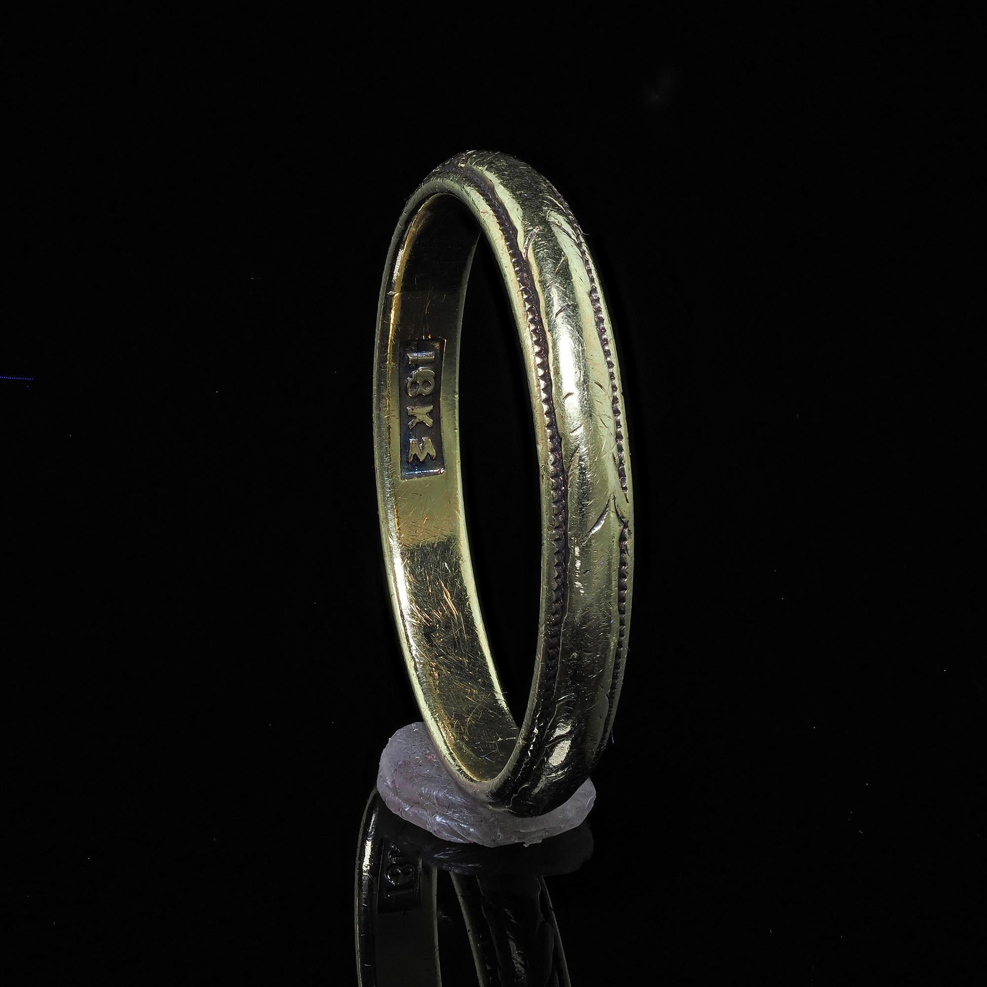 Antique Art Deo 18K Yellow Gold Engraved Wedding Band - Size 6 For Sale 1