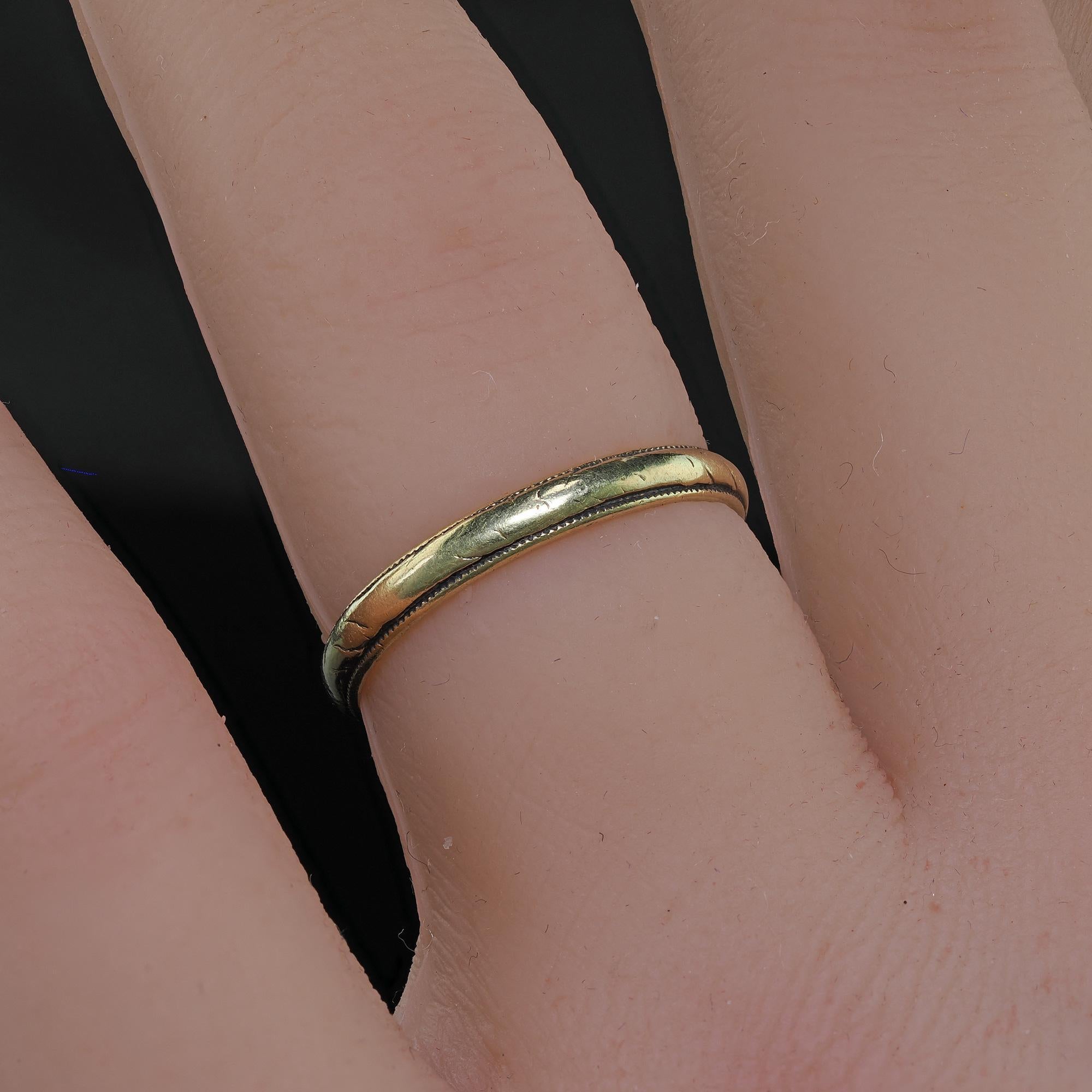 Antique Art Deo 18K Yellow Gold Engraved Wedding Band - Size 6 For Sale 2