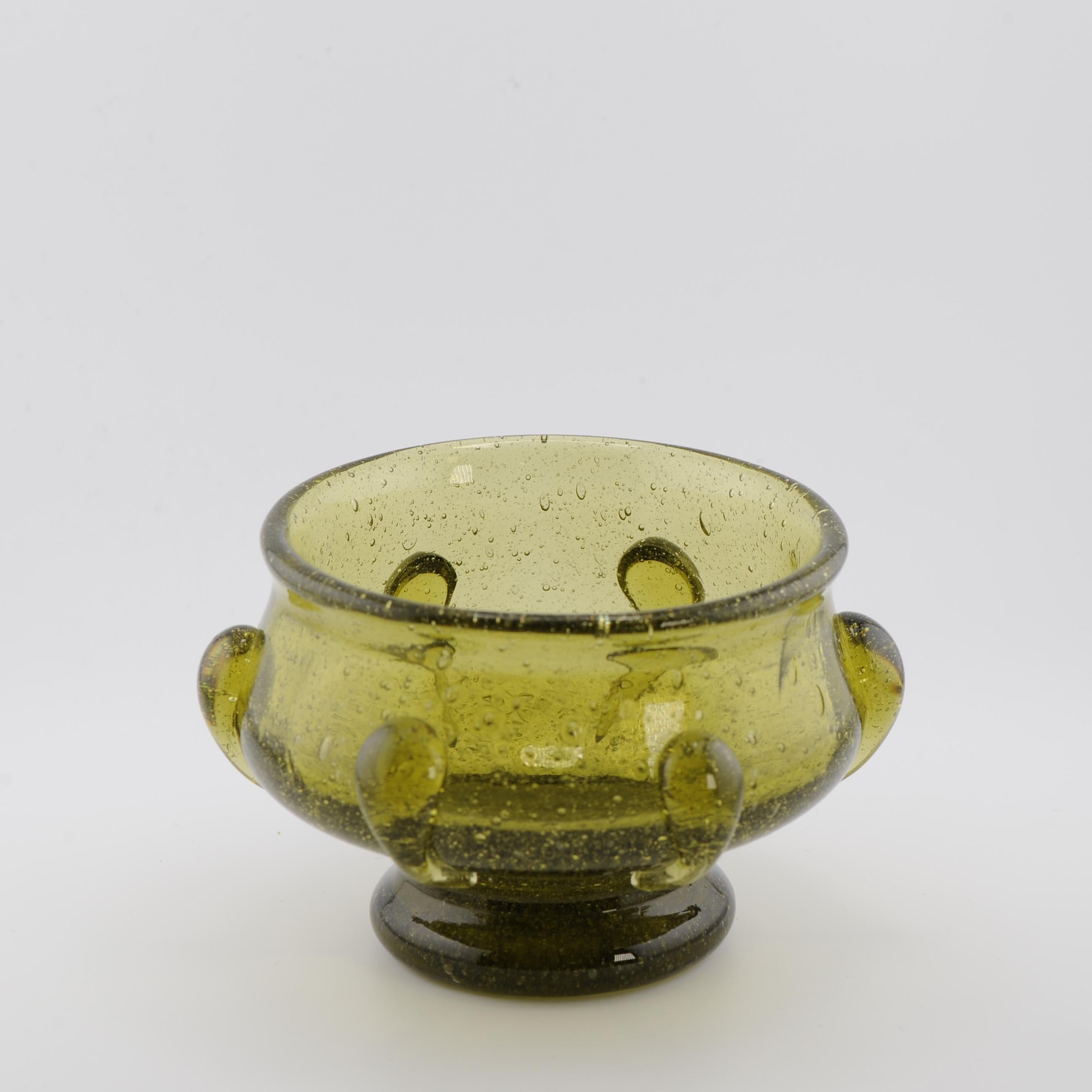 Lassen Sie sich von der Eleganz dieser Schale aus mundgeblasenem Glas mit Fuß verzaubern


Zeitraum
19. c