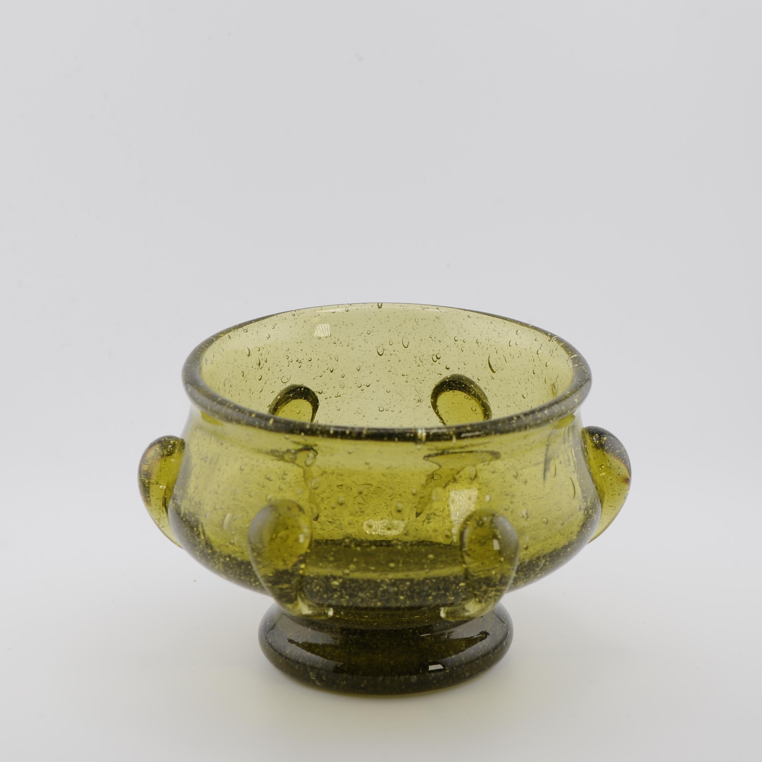 Antike Schale aus grünem Kunstglas mit Fuß und Blasen aus Glas mit Glasfuß. 19. Jahrhundert (Niederländisch) im Angebot