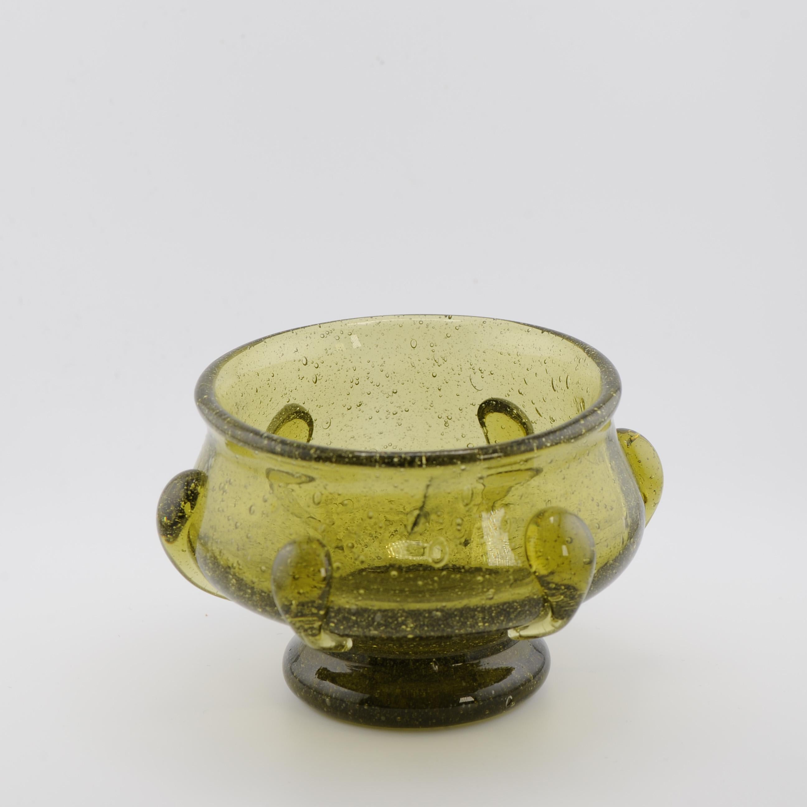 Antike Schale aus grünem Kunstglas mit Fuß und Blasen aus Glas mit Glasfuß. 19. Jahrhundert im Zustand „Gut“ im Angebot in Amsterdam, Noord Holland