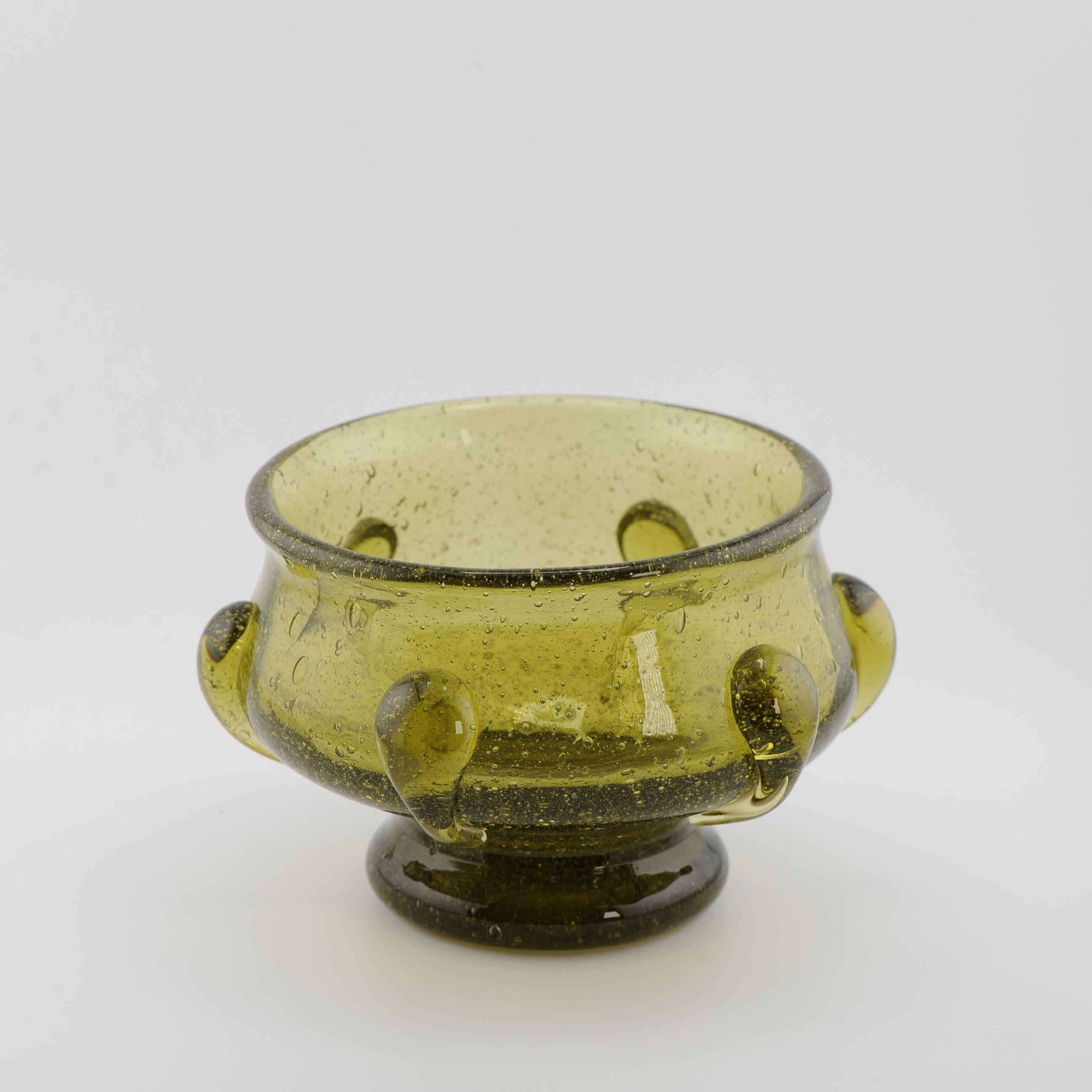 Antike Schale aus grünem Kunstglas mit Fuß und Blasen aus Glas mit Glasfuß. 19. Jahrhundert (20. Jahrhundert) im Angebot